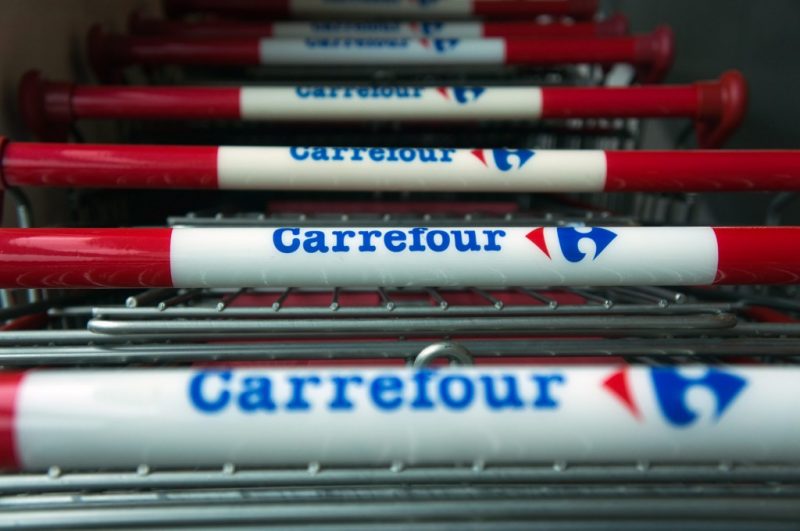 Carrefour heeft zijn winst vorig jaar opgevoerd, mede dankzij groei op de Franse thuismarkt. Dat maakte het Franse supermarktconcern, dat ook in andere landen binnen en buiten Europa actief is, woensdag bekend. De totale omzet van Carrefour daalde vorig jaar door negatieve wisselkoerseffecten met 1 procent tot 74,9 miljard euro. Tegen constante wisselkoersen ontstond een plus van 2 procent. De vergelijkbare nettowinst steeg met bijna 10 procent tot 2,24 miljard euro en was daarmee iets hoger dan de gemiddelde verwachting van analisten. Carrefour zag de omzet in Frankrijk vorig jaar met 1 procent groeien, gecorrigeerd voor wisselkoersen en overnames, terwijl de opbrengsten op de hele Europese markt licht daalden. Carrefour, dat verder groeide in Latijns-Amerika en Azië, probeert in Frankrijk marktaandeel te winnen met lage prijzen en het aanbod van veel huismerken.