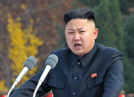 Een poster met een kortingsactie kwam een Londense kapper op een bezoekje van Noord-Koreaans ambassadepersoneel te staan. Het bericht (al dan niet waar) dat alle mannen in Noord-Korea verplicht hetzelfde kapsel als de grote leider Kim Jong-un moeten dragen hield het internet dagen in zijn greep. Aanleiding voor M&M Hair Academy, een kapsalon in Londen, om een grappige poster te maken, meldt de BBC. "Bad hair day? 15 procent korting in april voor heren", luidt de tekst bij een saluerende Kim. Foto M&M Hair Academy Wat het personeel niet wist: de zaak zit op tien minuten lopen van de ambassade van Noord-Korea. Een dag nadat de poster achter zijn raam had gehangen, stonden er twee mannen op de stoep van de ambassade van de democratische volksrepubliek. Of ze de manager even konden spreken. "Die zei, luister, dit is Noord-Korea niet, dit is Engeland, we leven in een vrij land dus ik moet jullie vragen de zaak te verlaten", vertelt kapper Karim Nabbach. M&M Hair Academy lichtte de politie in, die ook een klacht van de ambassade bleek te hebben gehad. "We hebben geen problemen gehad verder", aldus Nabbach. Klanten vinden de poster hilarisch, maar niemand heeft nog om een 'Un' gevraagd. Kunnen ze in Apeldoorn over meepraten.