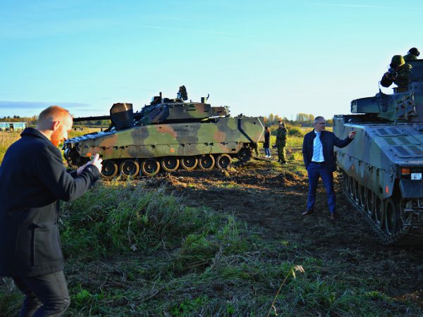 Uit Nederland afkomstige infanteriegevechtsvoertuigen van het type CV90 komen aan op hun basis in Estland. Foto: Koen Verhelst