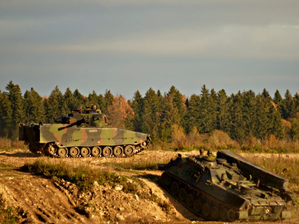 Uit Nederland afkomstige infanteriegevechtsvoertuigen van het type CV90 komen aan op hun basis in Estland. Foto: Koen Verhelst