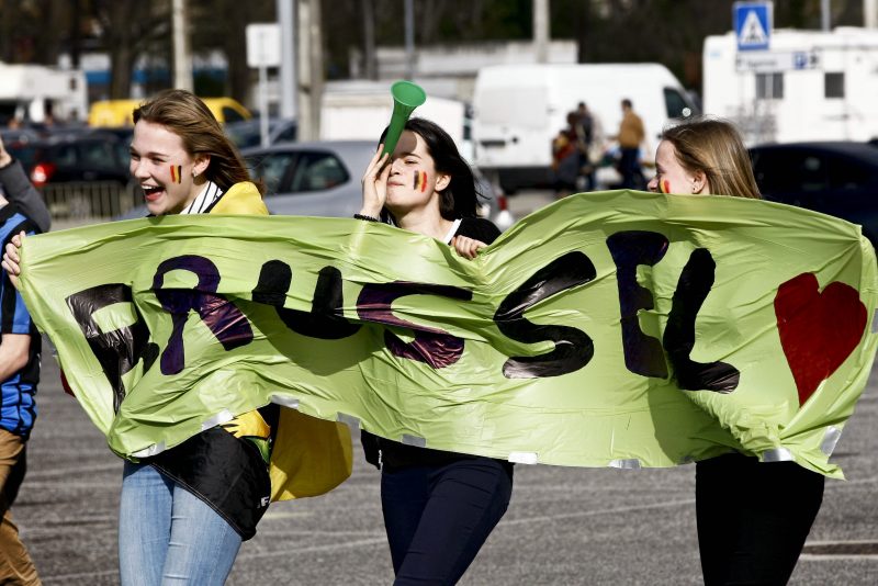 2016-03-29 17:26:04 epa05234941 Belgium's young girls hoding a banner upon their arrival at the Leiria stadium to attend the friendly soccer match between Portugal and Belgium, in Leiria, northern Portugal, 29 March 2016. EPA/MANUEL DE ALMEIDA