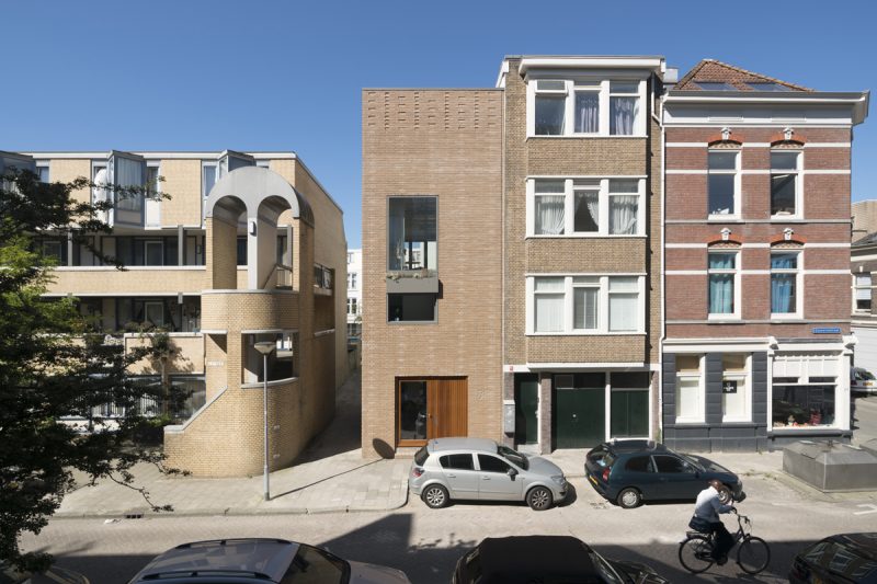 Dit Rotterdamse huis is gebouwd van 15 ton bouwafval: glas, dakpannen en... toiletpotten