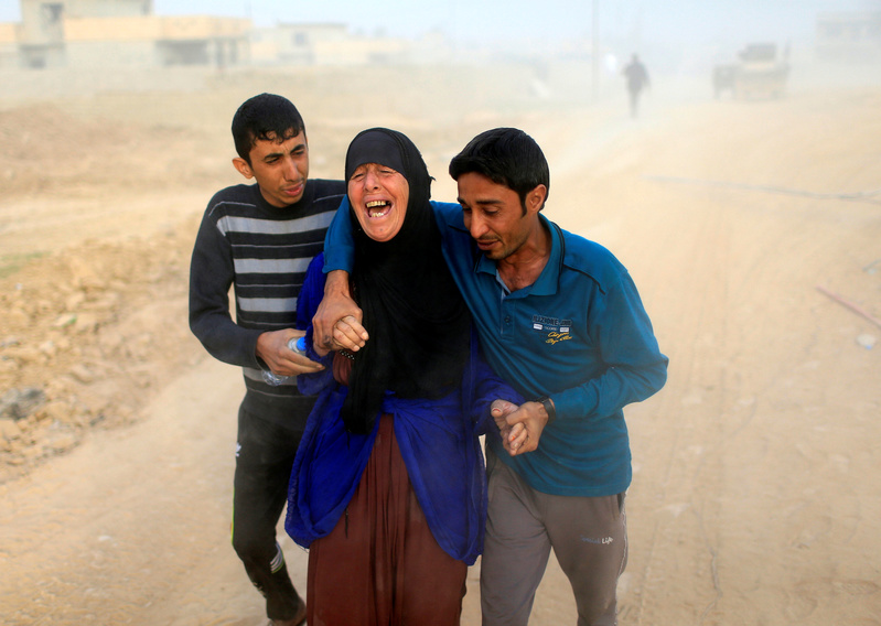 A displaced Iraqi woman cries after she finds out that her 15-year-old son Maitham was killed by an Islamic State mortar in Samah neighborhood, Mosul, Iraq. REUTERS/Ahmed Jadallah