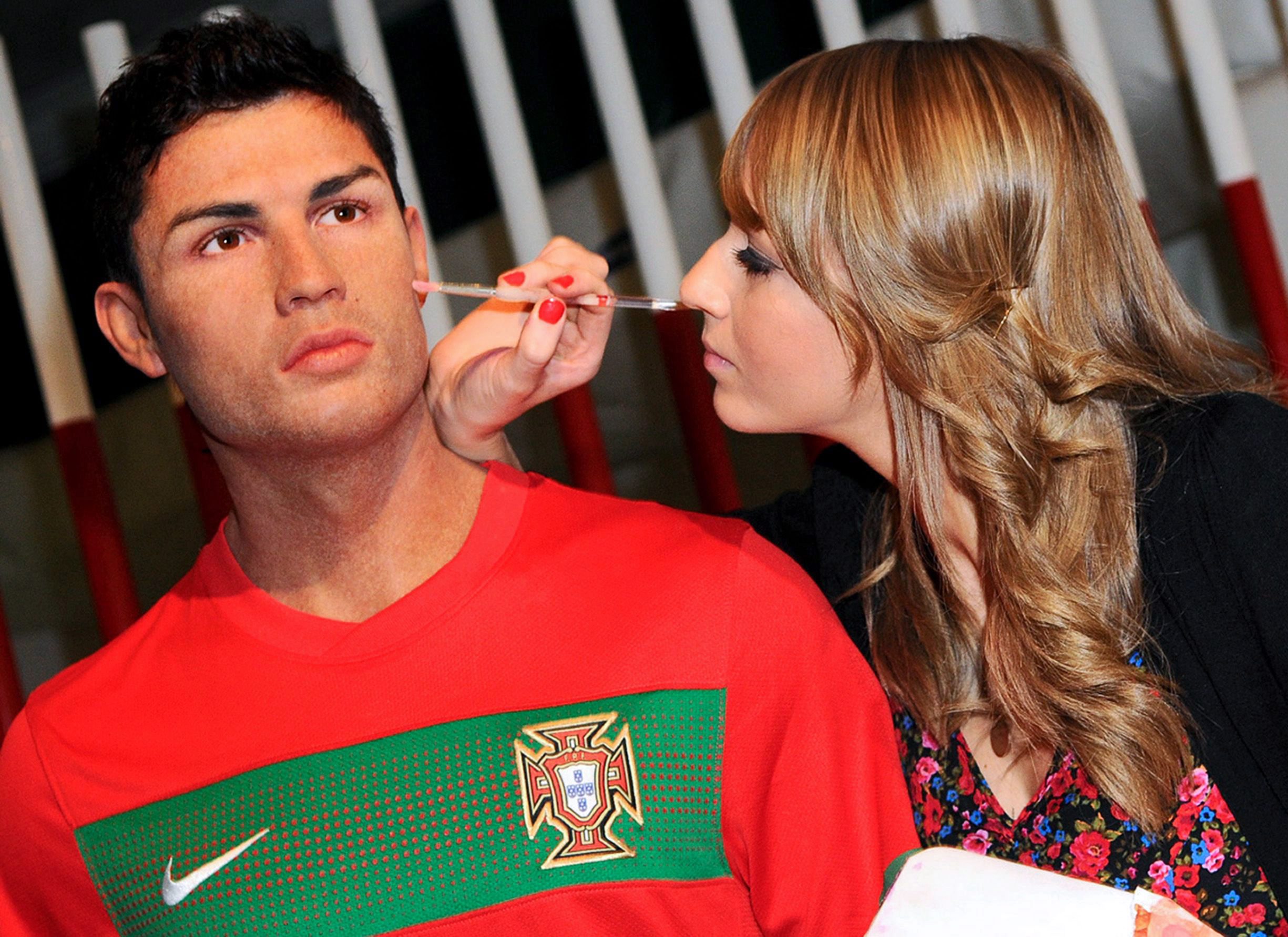 2010-06-09 19:09:51 epa02194171 A wax figure of Portuguese soccer player Cristiano Ronaldo is unveiled at Madame Tussauds museum in London, Britain, 09 June 2010. The waxwork was made to coincide with the start of the FIFA 2010 World Cup that is due to kick off on 11 June in Johannesburg, South Africa. EPA/BRUNO MANTEIGAS .