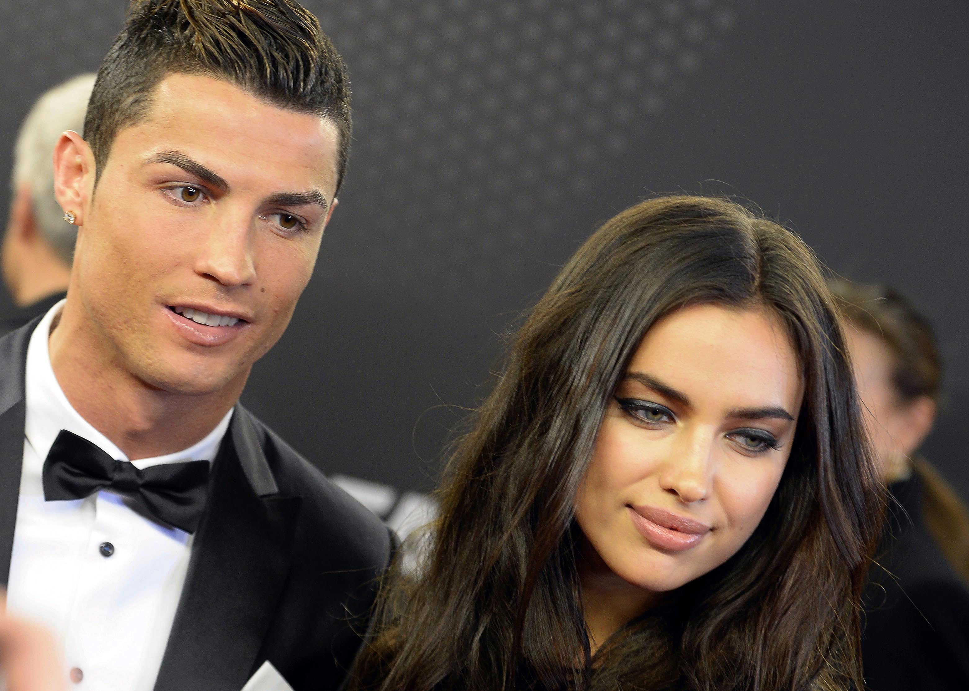 2014-01-13 14:21:01 epa04019215 Real Madrid's Portuguese striker Cristiano Ronaldo (L), one of the nominees of the FIFA Men's World Player of the Year Award, arrives with his wife, russian model Irina Shayk (R) on the red carpet prior to the FIFA Ballon d'Or 2013 gala at the Kongresshaus in Zurich, Switzerland, 13 January 2014. EPA/WALTER BIERI