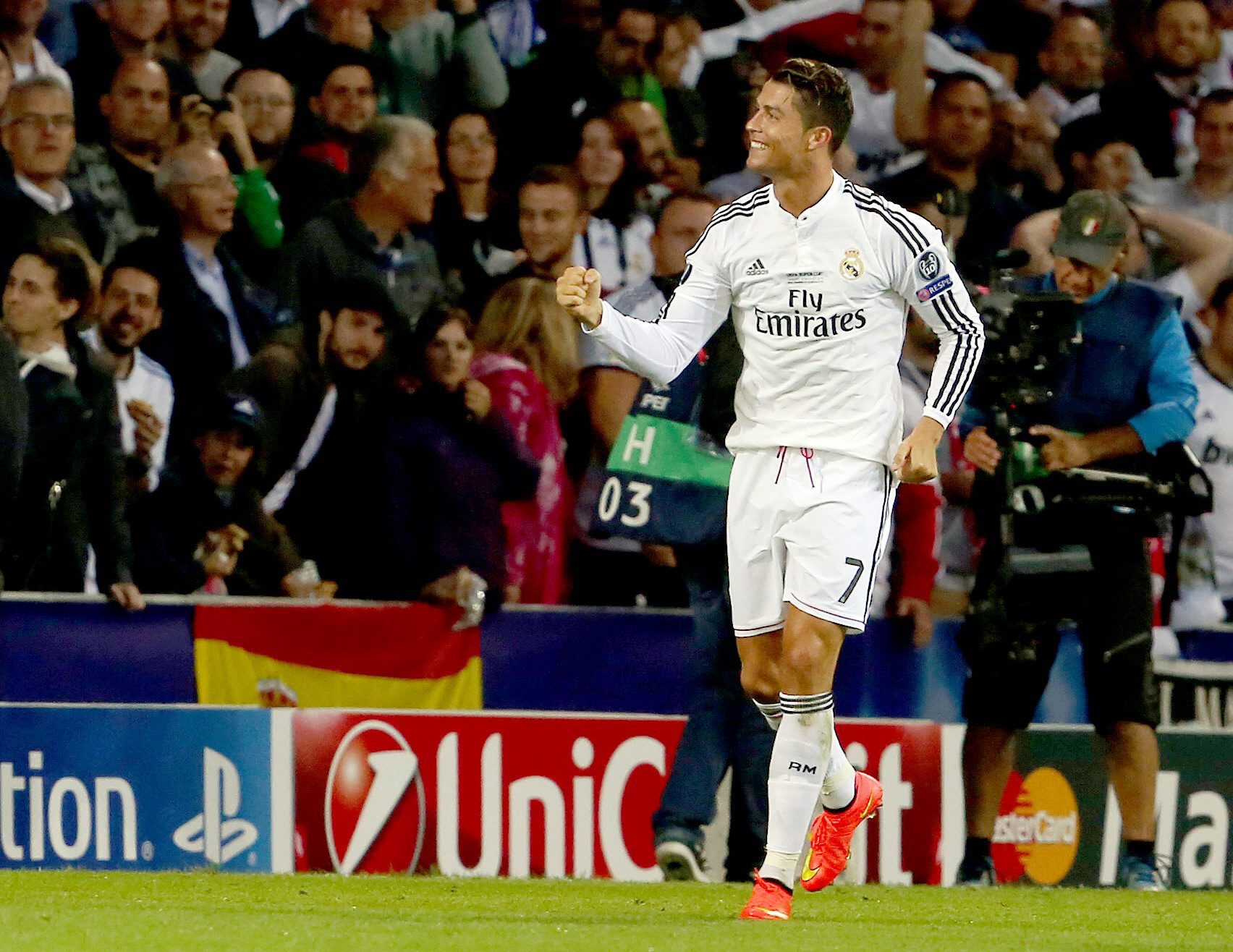 2014-08-12 15:34:06 epa04351003 Christiano Ronaldo of Real Madrid celebrates after scoring his second goal during the UEFA Super Cup match played between Real Madrid CF and Sevilla FC at the Cardiff City Stadium, Cardiff, Great Britain, Tuesday 12 August 2014. EPA/GEOFF CADDICK