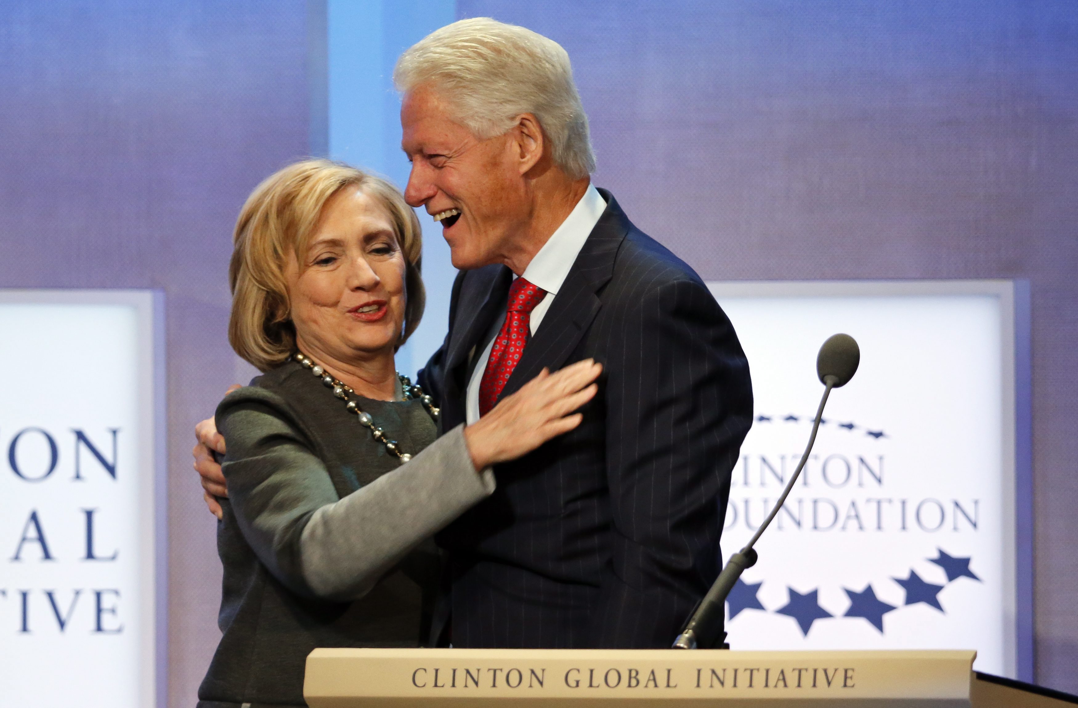 2014-09-22 12:26:39 epa04412408 Former US President Bill Clinton greets his wife former US Secretary of State Hillary Rodham Clinton (L) at the Clinton Global Initiative in New York, USA, 22 September 2014. EPA/RAY STUBBLEBINE