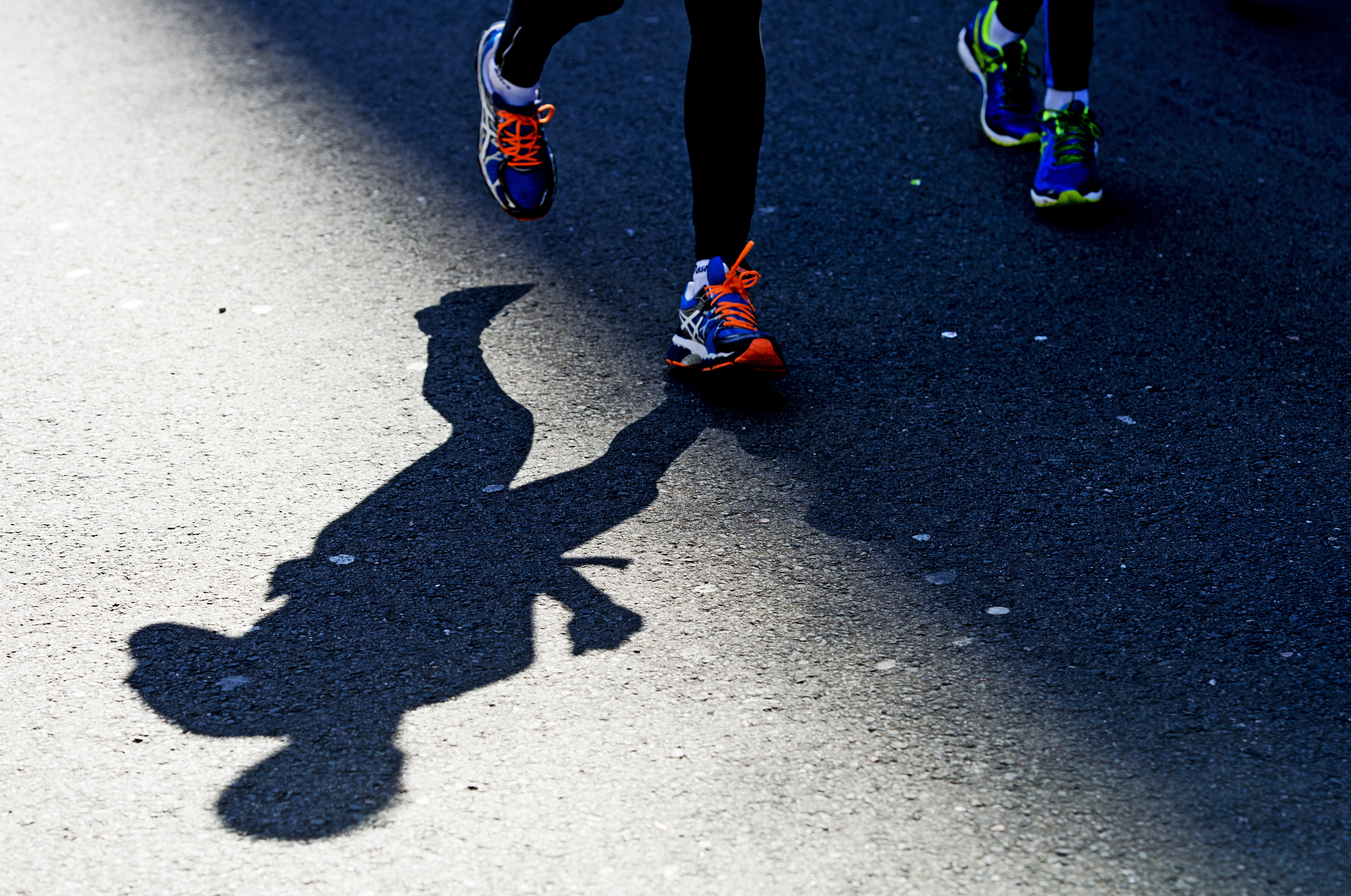 2016-04-10 11:34:56 ROTTERDAM - Deelnemers aan de Marathon van Rotterdam lopen over de Erasmusbrug. ANP ROBIN UTRECHT