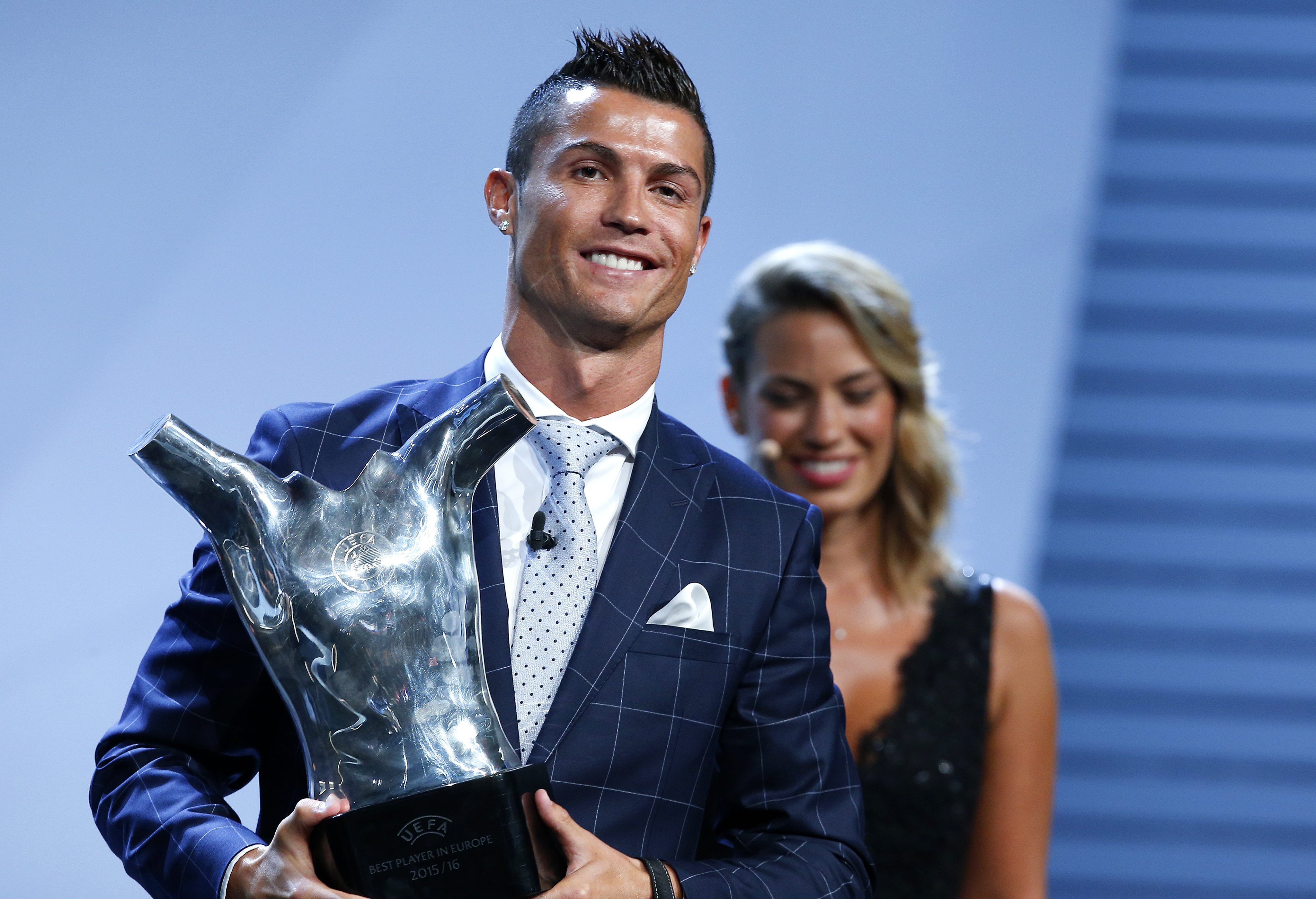 2016-08-25 19:15:35 epa05509989 epa05509982 Portuguese player Cristiano Ronaldo of Real Madrid poses with his UEFA's Best Player in Europe 2015/2016 award at Grimaldi Forum, Monte Carlo, Monaco, 25 August 2016. EPA/SEBASTIEN NOGIER EPA/SEBASTIEN NOGIER