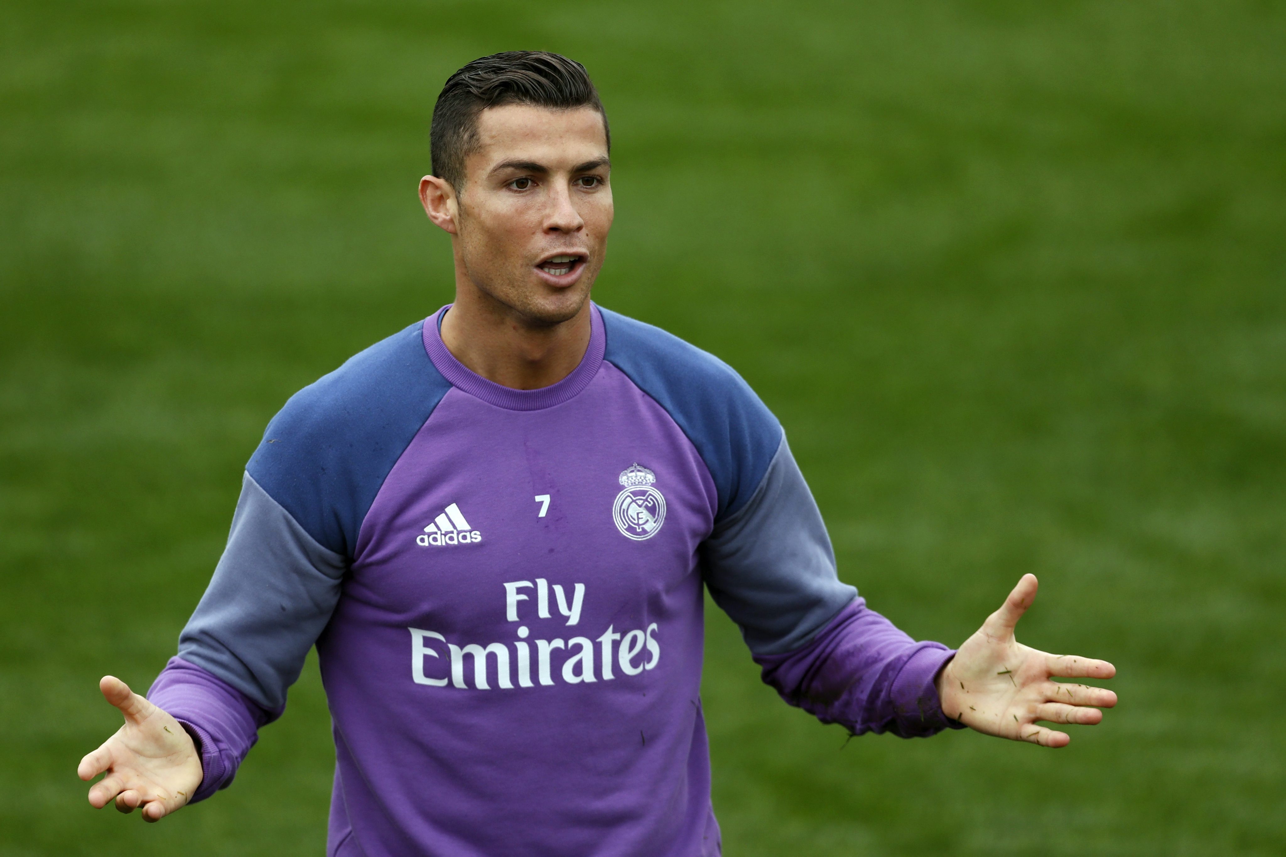 2016-10-28 00:00:00 epa05606831 Real Madrid's Cristiano Ronaldo gestures during a training session at the Valdebebas Sports City in Madrid, Spain, 28 October 2016. Real Madrid faces Alaves in a Primera Division match on 29 October. EPA/JAVIER LIZON