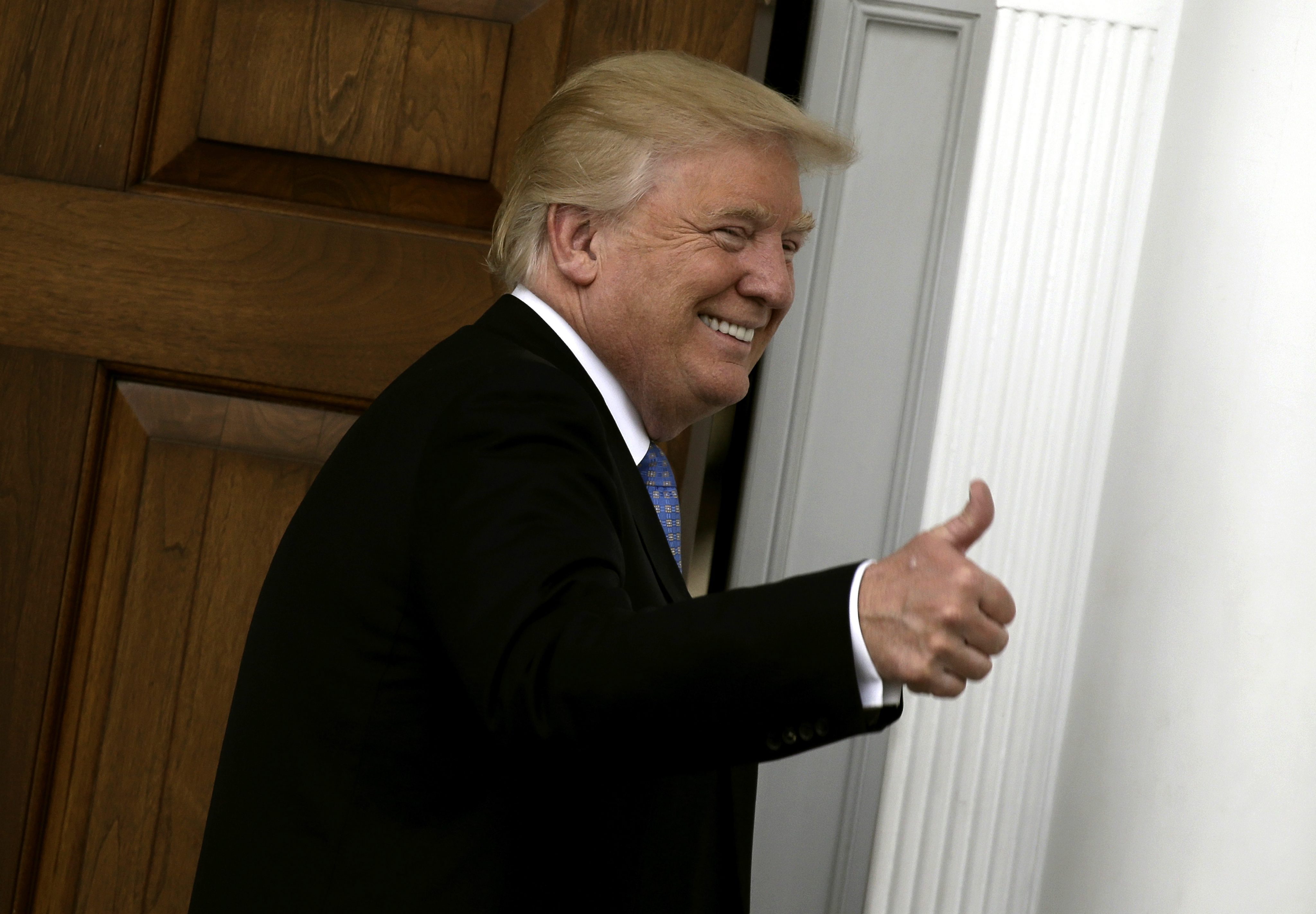 2016-11-20 15:14:45 epa05640170 US President-elect Donald Trump gestures a thumbs up at the clubhouse of Trump International Golf Club, in Bedminster Township, New Jersey, USA, 20 November 2016. EPA/PETER FOLEY
