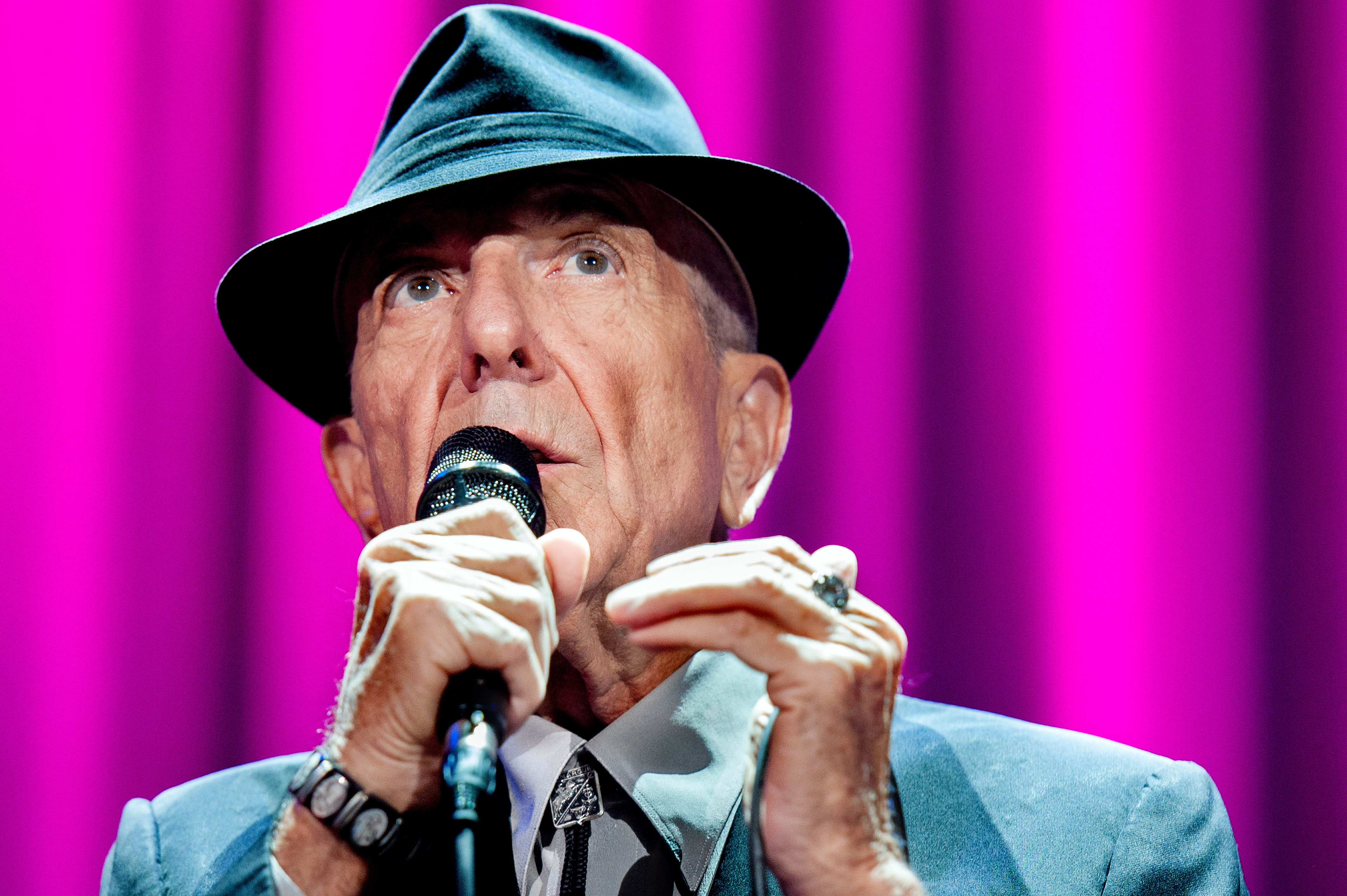2013-09-20 19:42:24 AMSTERDAM - De Canadese zanger Leonard Cohen tijdens een optreden vrijdag in de Ziggo Dome. ANP KIPPA FERDY DAMMAN FOR EDITORIAL USE ONLY
