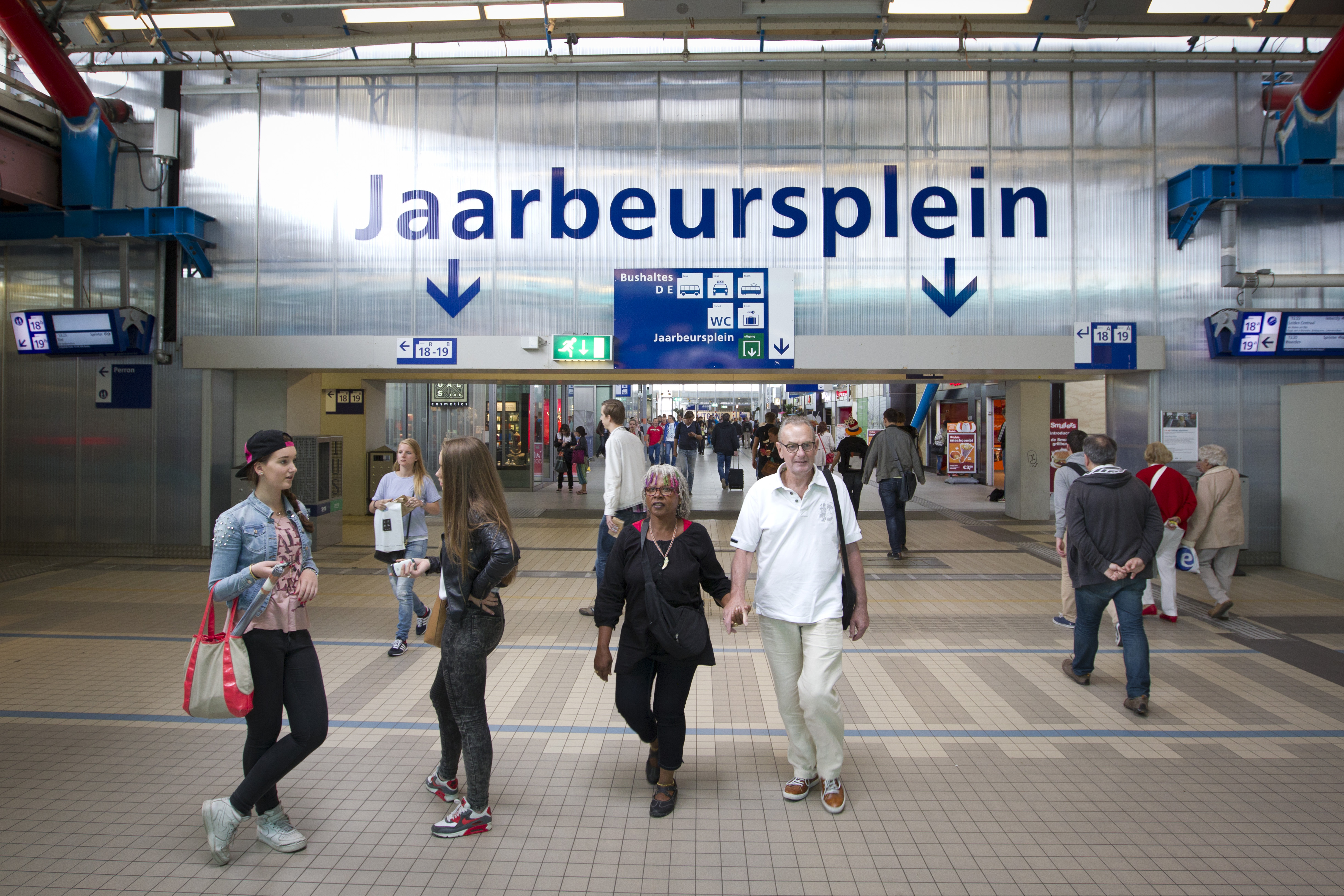 2014-07-01 13:32:45 UTRECHT - Reizigers op Utrecht Centraal. Het station ondergaat een grondige verbouwing. ANP JEROEN JUMELET