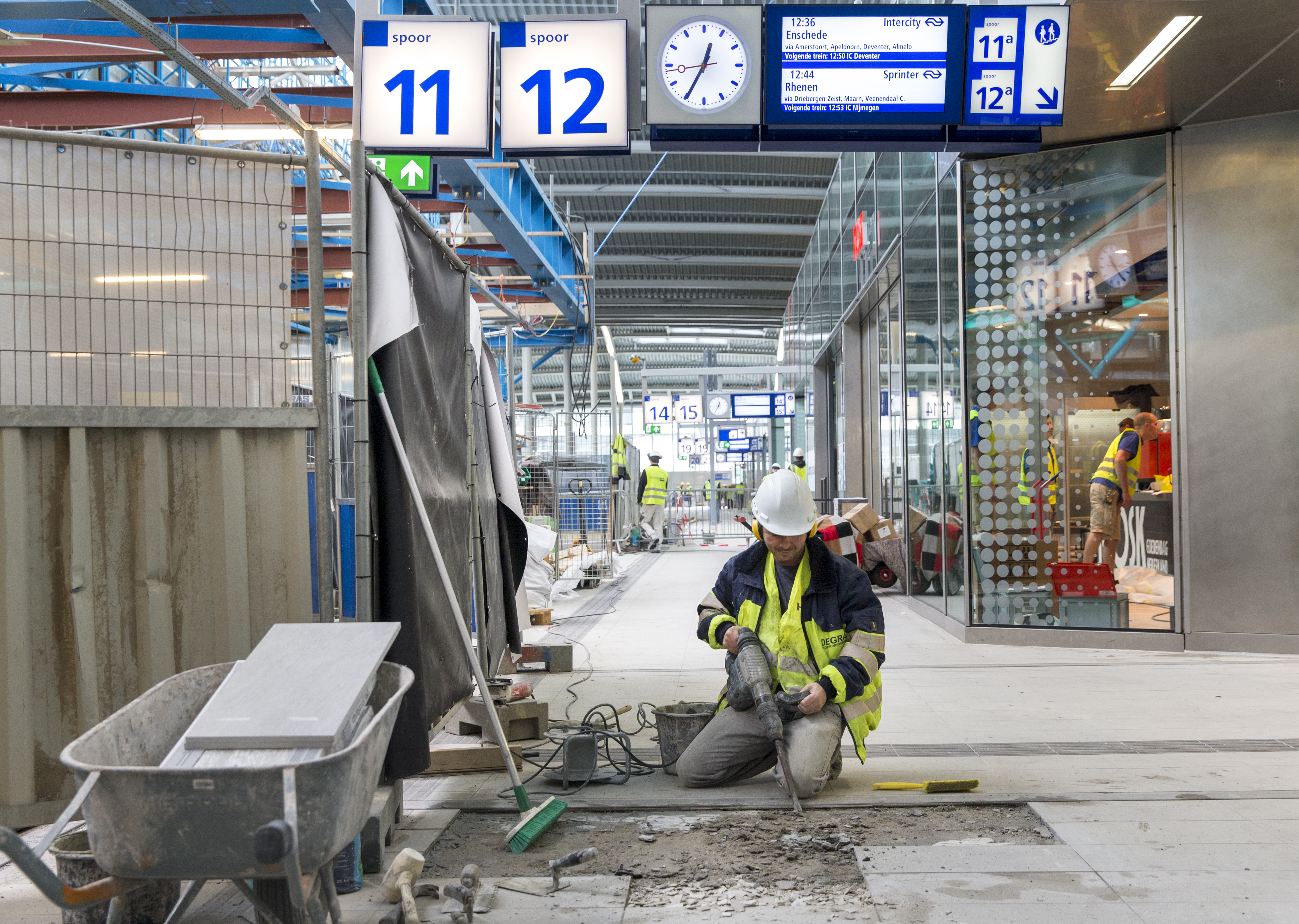 2015-07-30 13:25:49 UTRECHT - De verbouwing van Utrecht Centraal, daags voor de opening van een nieuw deel van het station voor reizigers. Eind 2016 moet de verbouwing van de stationshal helemaal klaar zijn. ANP JERRY LAMPEN