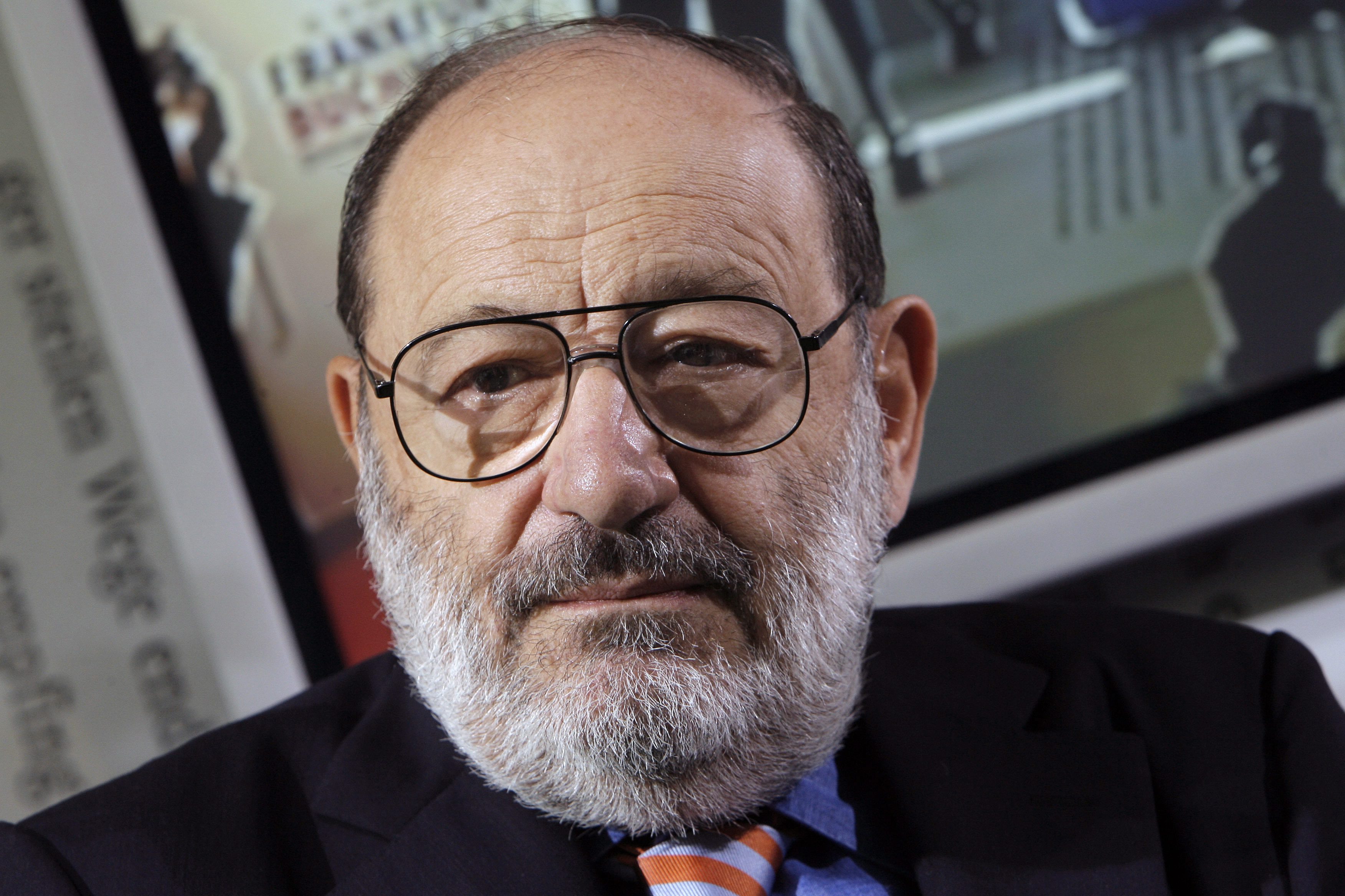 2007-10-11 00:00:00 epa05171552 A picture made available on 20 February 2016 shows Italian writer Umberto Eco at the Frankfurt book fair in Frankfurt, Germany, 11 October 2007. The Italian best-selling writer and philosopher Umberto Eco, has died at his home in Italy late on 19 February 2016 according to his family. EPA/ARNO BURGI