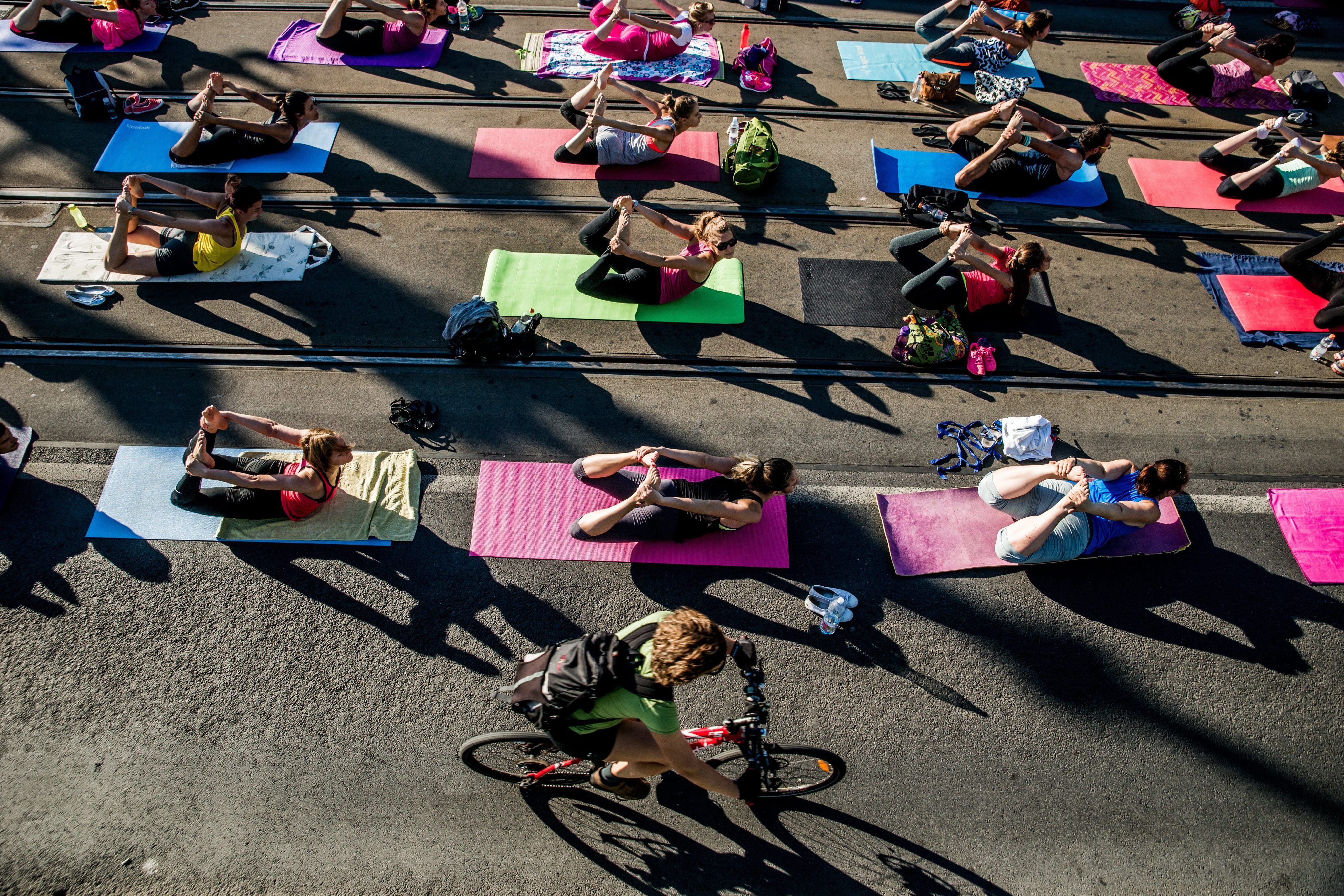 2016-07-21 07:07:16 epa05434526 People perform yoga exercises on Liberty Bridge, which is closed from traffic due to tram network development of South Buda in Budapest, Hungary, 21 July 2016. EPA/ZOLTAN BALOGH HUNGARY OUT