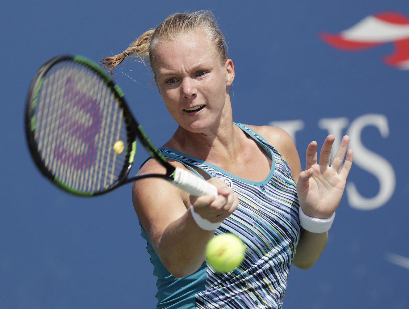 2016-08-30 00:00:00 epa05515677 Kiki Bertens of the Netherlands hits a return to Ana Konjuh of Croatia on the second day of the US Open Tennis Championships at the USTA National Tennis Center in Flushing Meadows, New York, USA, 30 August 2016. The US Open runs through September 11. EPA/PETER FOLEY