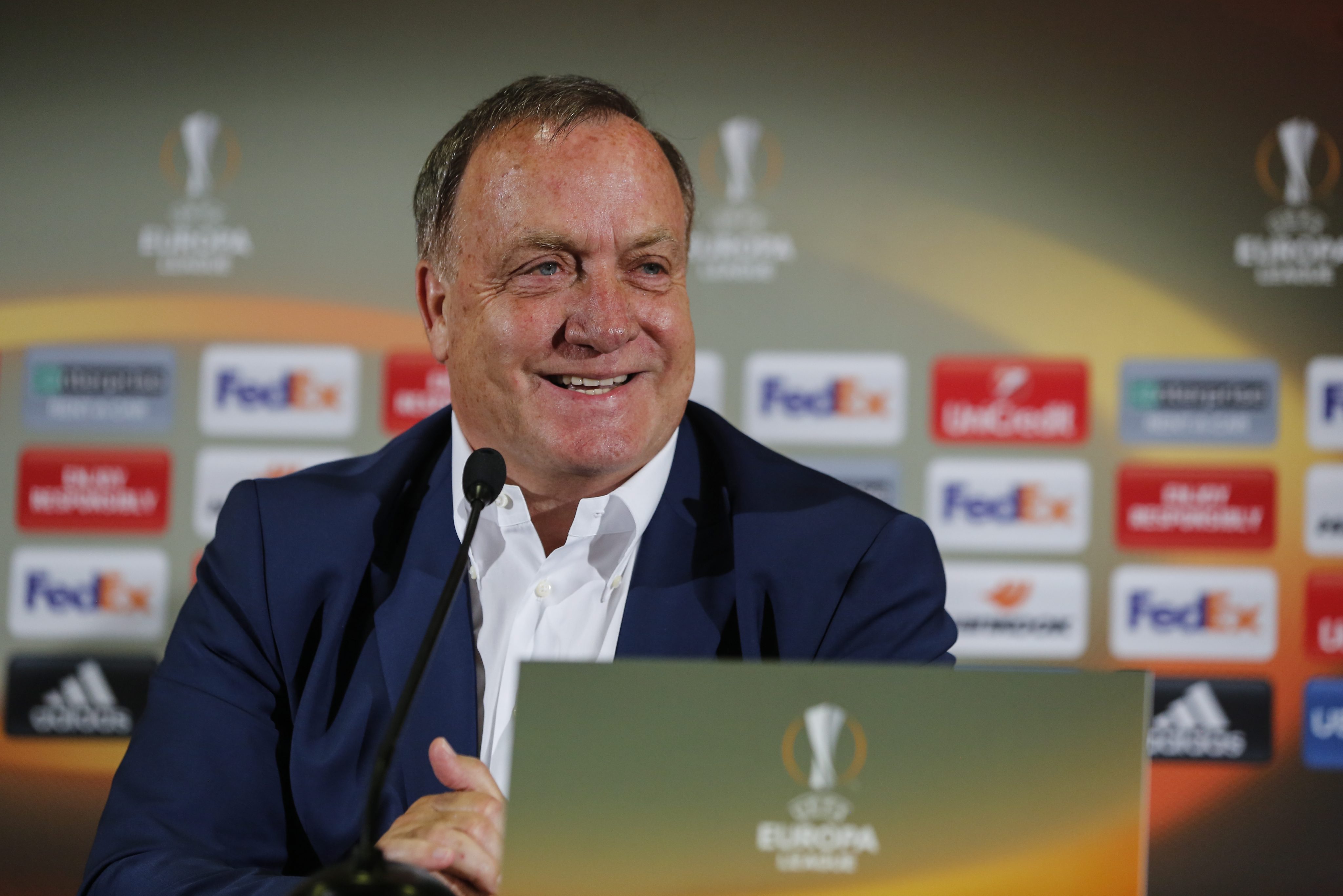 2016-09-28 15:44:04 epa05560071 Fenerbahce Istanbul's Dutch coach Dick Advocaat speaks during a press conference in Istanbul, Turkey, 28 September 2016. Turkey's Fenerbahce Istanbul will play against Holland's Feyenord in an UEFA Europa League group A match in Istanbul, Turkey on 29 September 2016. EPA/CEM TURKEL