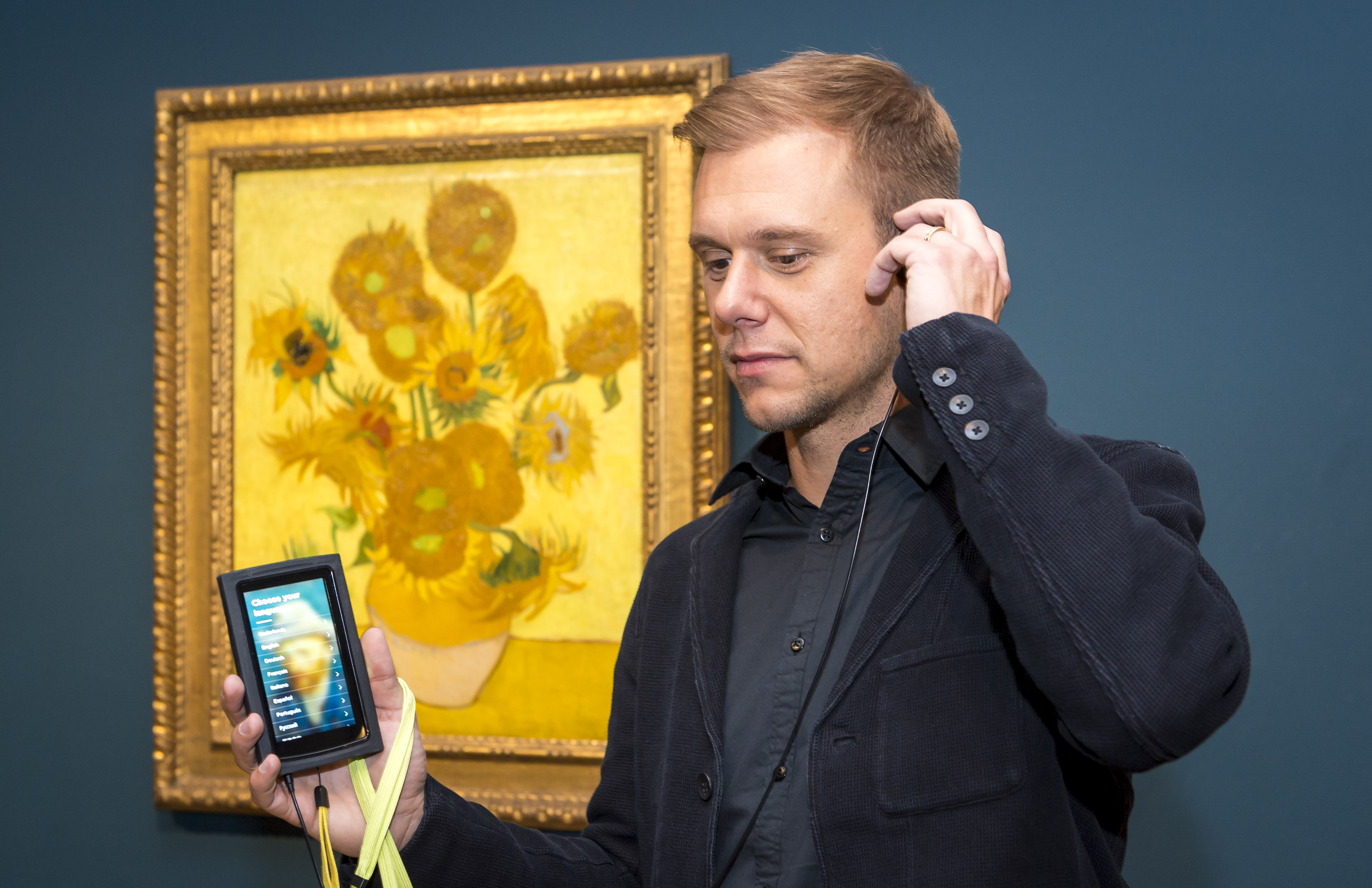 2016-10-21 14:29:14 AMSTERDAM - Armin van Buuren en directeur Axel Ruger van het Van Gogh Museum tijdens de opening van Embrace Vincent, een multimediatour samengesteld door de dj speciaal voor het Van Gogh. ANP KIPPA LEX VAN LIESHOUT