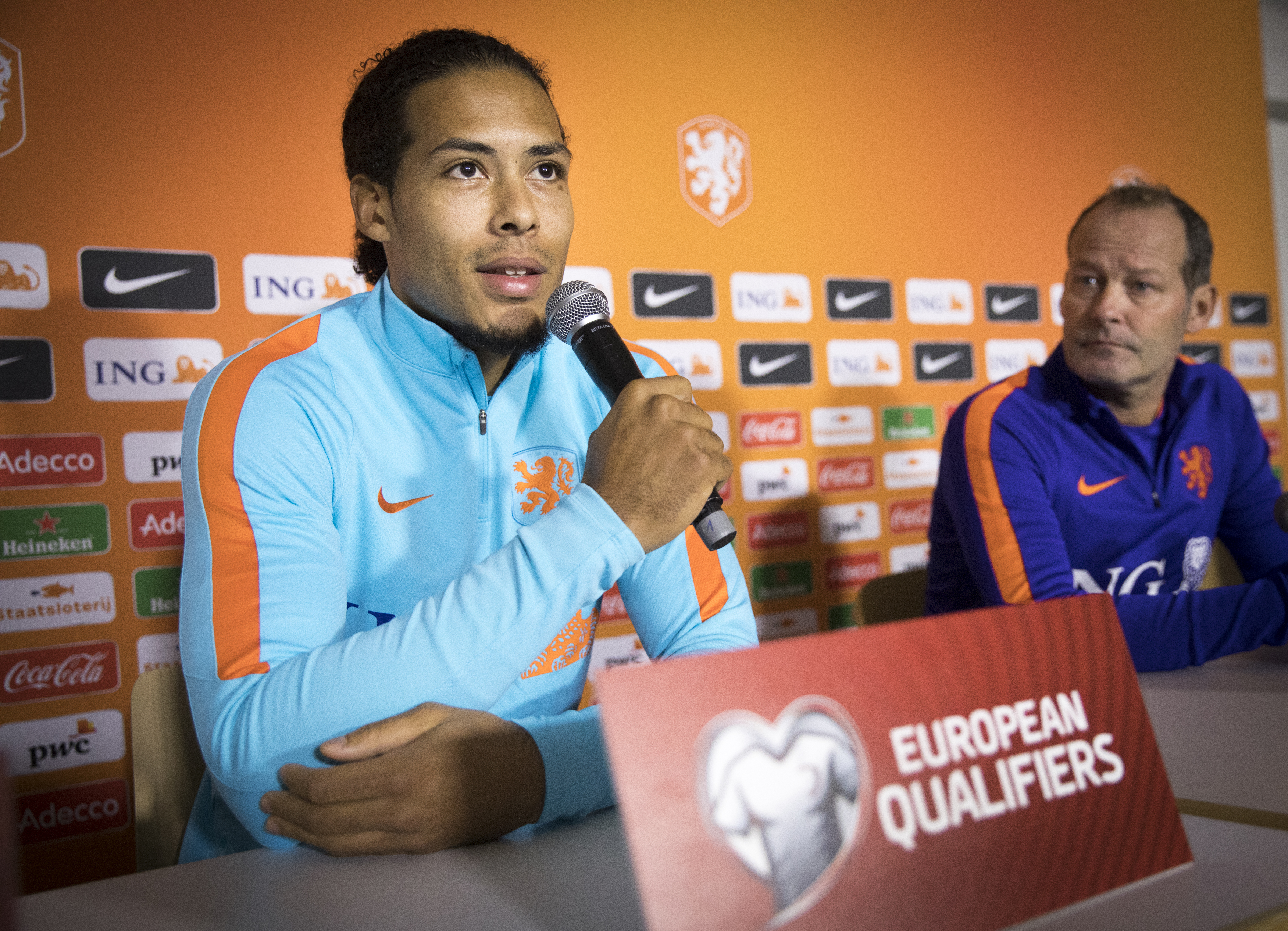 2016-11-12 19:30:02 LUXENBURG - Danny Blind en Virgil van Dijk tijdens de persconferentie van het Nederlandse elftal in het Stade Josy Barthel. Oranje bereidt zich voor op de kwalificatiewedstrijd tegen Luxemburg. ANP JERRY LAMPEN