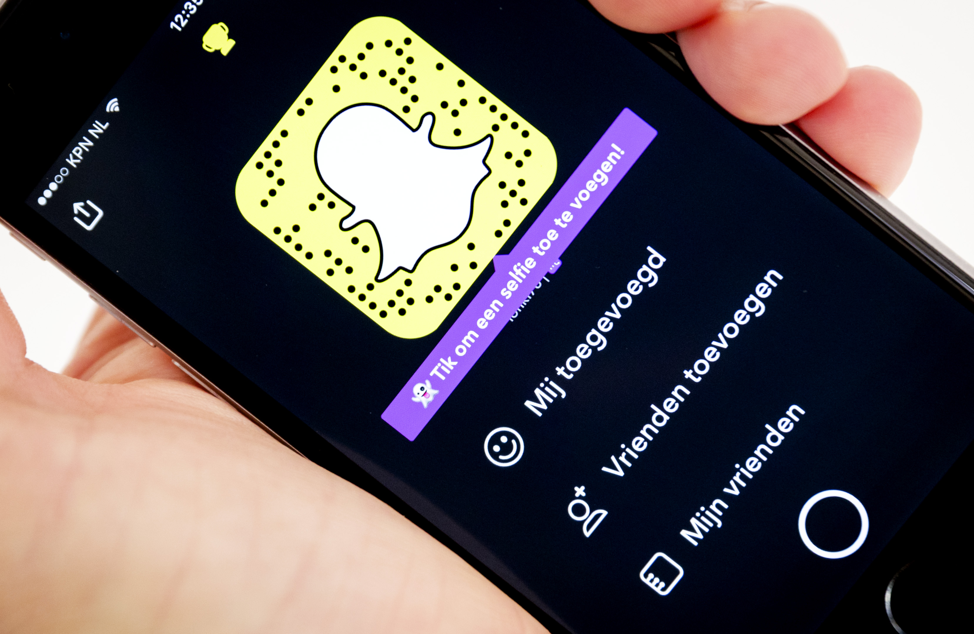2016-11-16 13:34:30 AMSTERDAM - De app Snapchat op een mobiele telefoon. Snap Inc, het bedrijf achter Snapchat, heeft een aanvraag ingediend voor een beursnotering. ANP ROBIN VAN LONKHUIJSEN