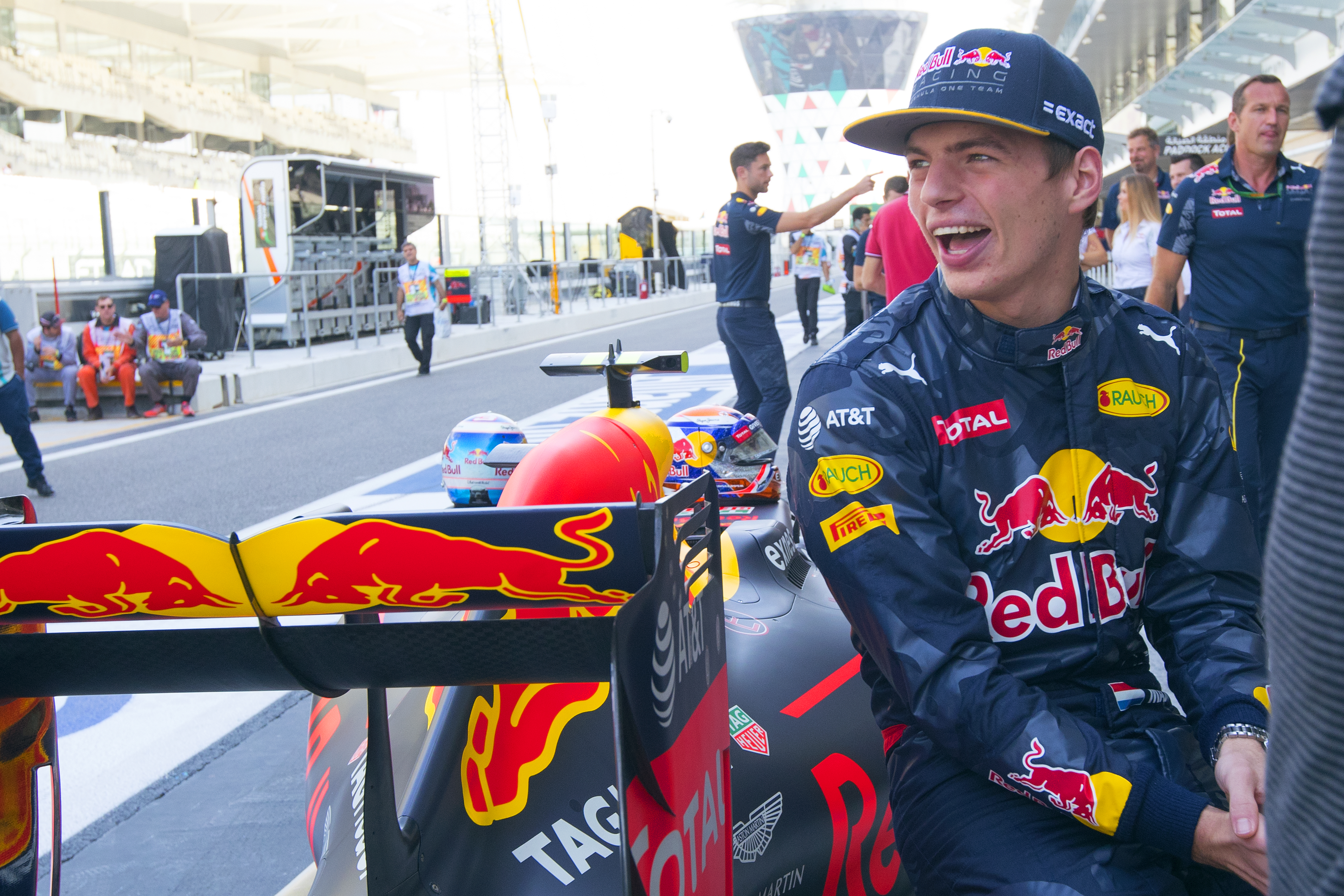 2016-11-27 10:11:58 ABU DHABI - Max Verstappen tijdens de fotosessie van Red Bull Racing, voorafgaand aan de de laatse Grand Prix van het jaar 2016 in Abu Dhabi. ANP FRITS VAN ELDIK