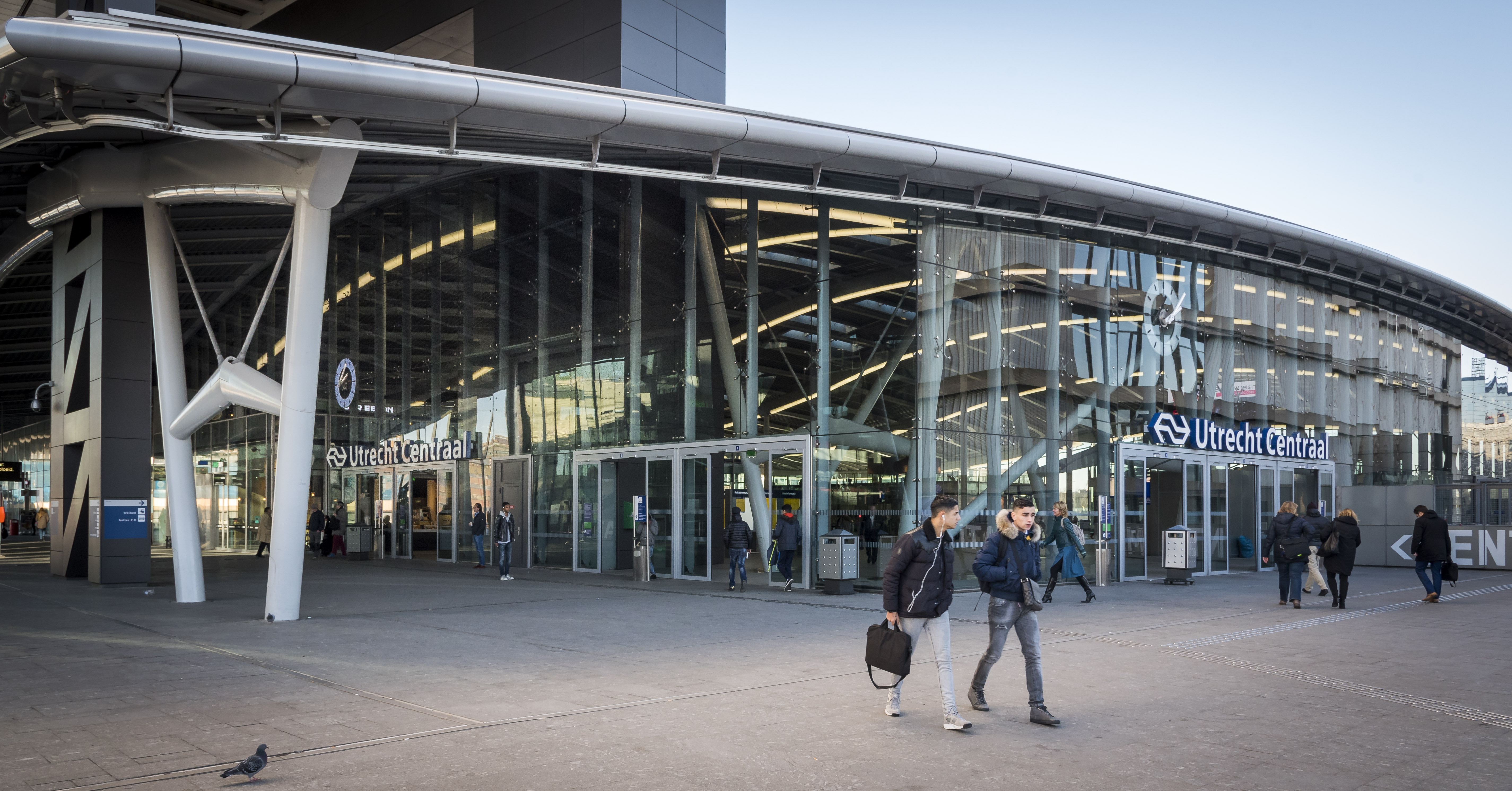 2016-11-29 14:43:55 UTRECHT - De nieuwe stationshal van Utrecht Centraal. Aan de verbouwing van het drukste station van Nederland is sinds 2013 gewerkt. ANP LEX VAN LIESHOUT