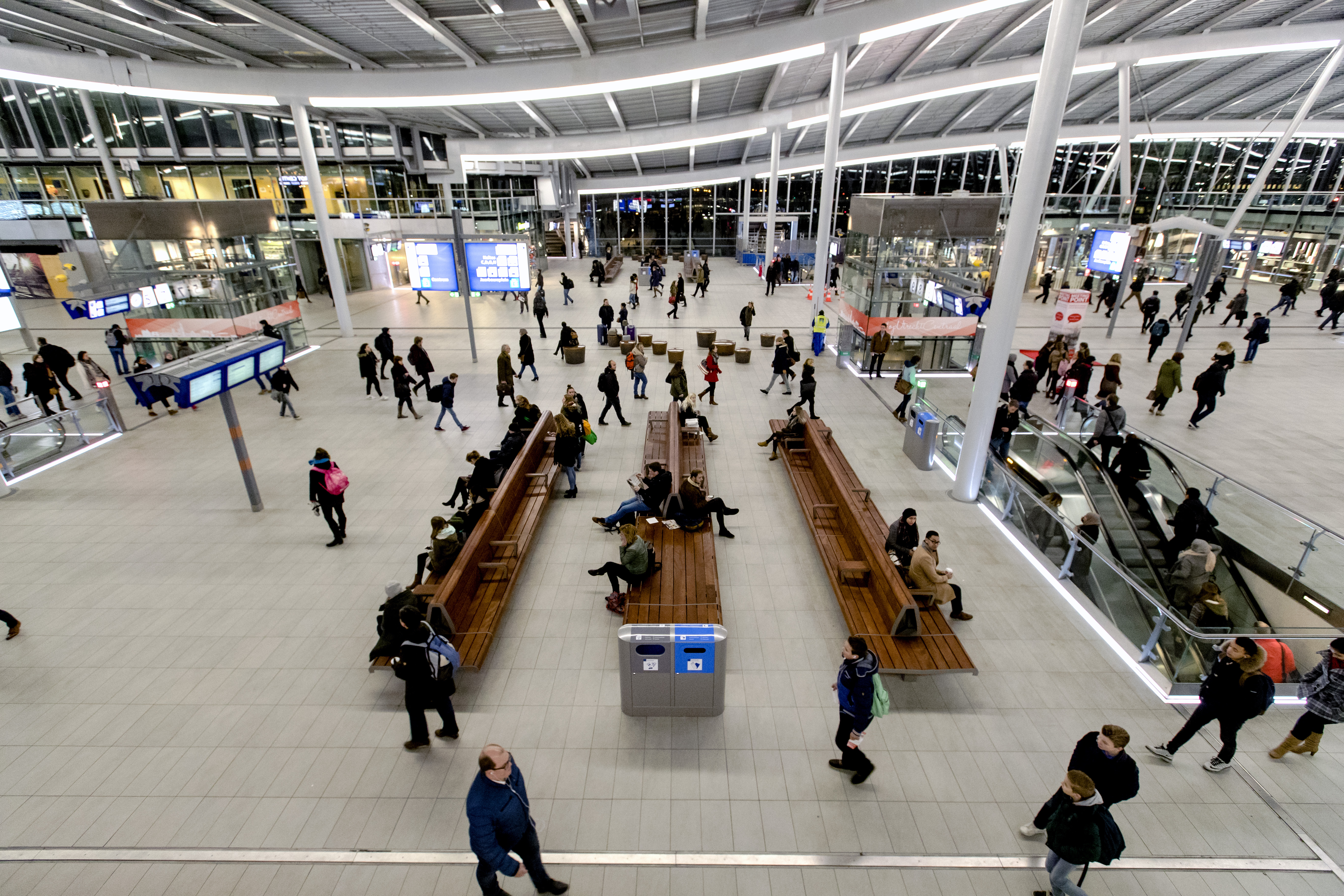 2016-12-07 07:54:10 UTRECHT - Reizigers in de nieuwe stationshal van Utrecht Centraal. Aan de verbouwing van het drukste station van Nederland is sinds 2013 gewerkt. ANP SANDER KONING