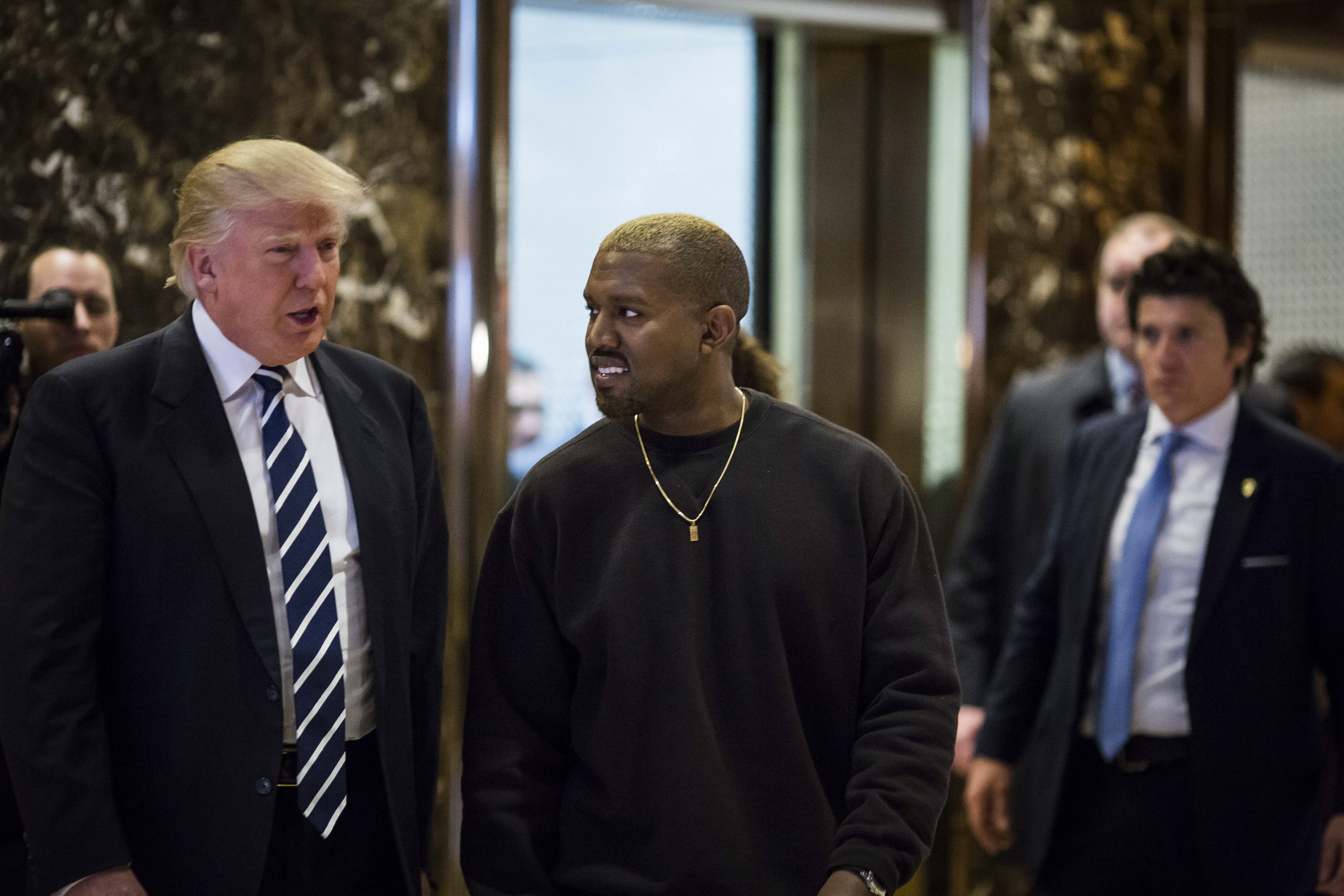 2016-12-13 09:36:51 epa05674084 US President-elect Donald J. Trump and US musician Kanye West (L) pose for photographers in the lobby of Trump Tower in Manhattan, New York, USA, 13 December 2016. The US President-elect Donald Trump is holding meetings at Trump Tower as he continues to fill in key positions in his new administration. EPA/JOHN TAGGART / POOL