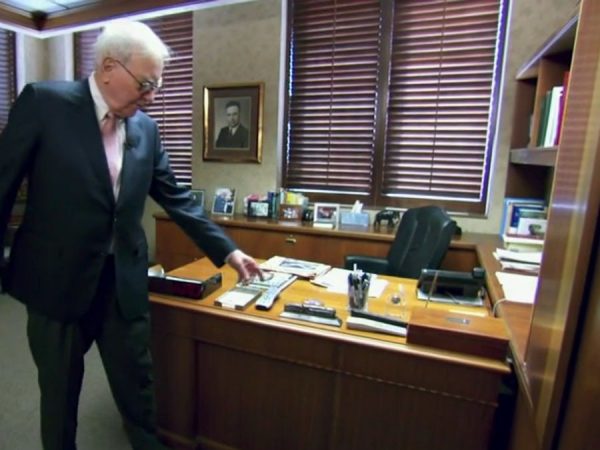 buffett-doesnt-keep-a-computer-on-his-desk-and-he-chooses-to-use-a-flip-phone-rather-than-a-smartphone