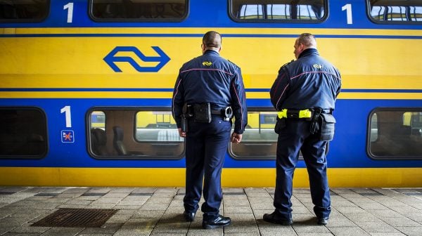 Service- en veiligheidsmedewerkers van de Nederlandse Spoorwegen op het station. Deze medewerkers worden ingezet om onveilige situaties te voorkomen en werken nauw samen met andere partijen zoals de spoorwegpolitie van het KLPD. ANP XTRA REMKO DE WAAL