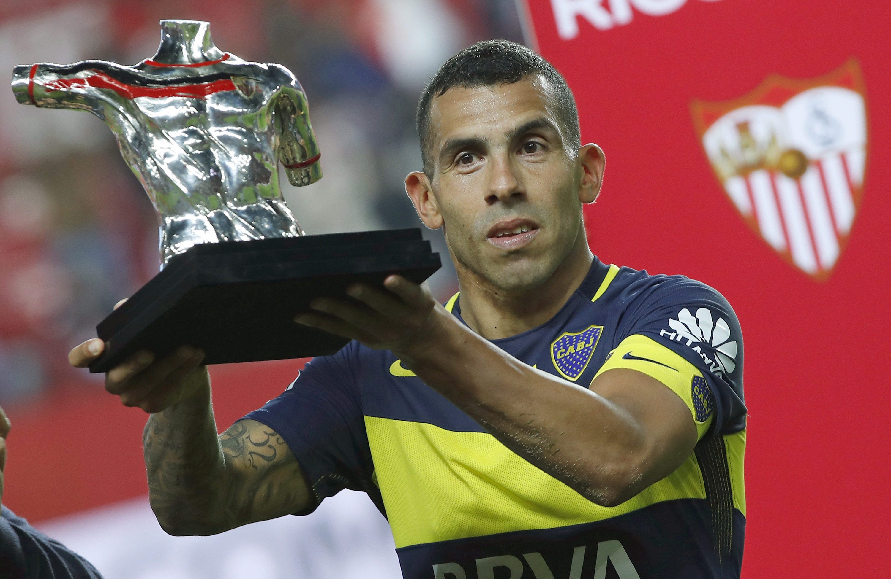 2016-11-11 00:00:00 epa05627727 Boca Juniors' captain Carlos Tevez poses with the trophy after defeating Sevilla FC during the 8th Antonio Puerta memorial match played at Sanchez Pijuan stadium in Seville, Andalusia Spain on 11 November 2016. Antonio Puerta was a Sevilla player who died during a soccer match in 2007. EPA/JULIO MUNOZ