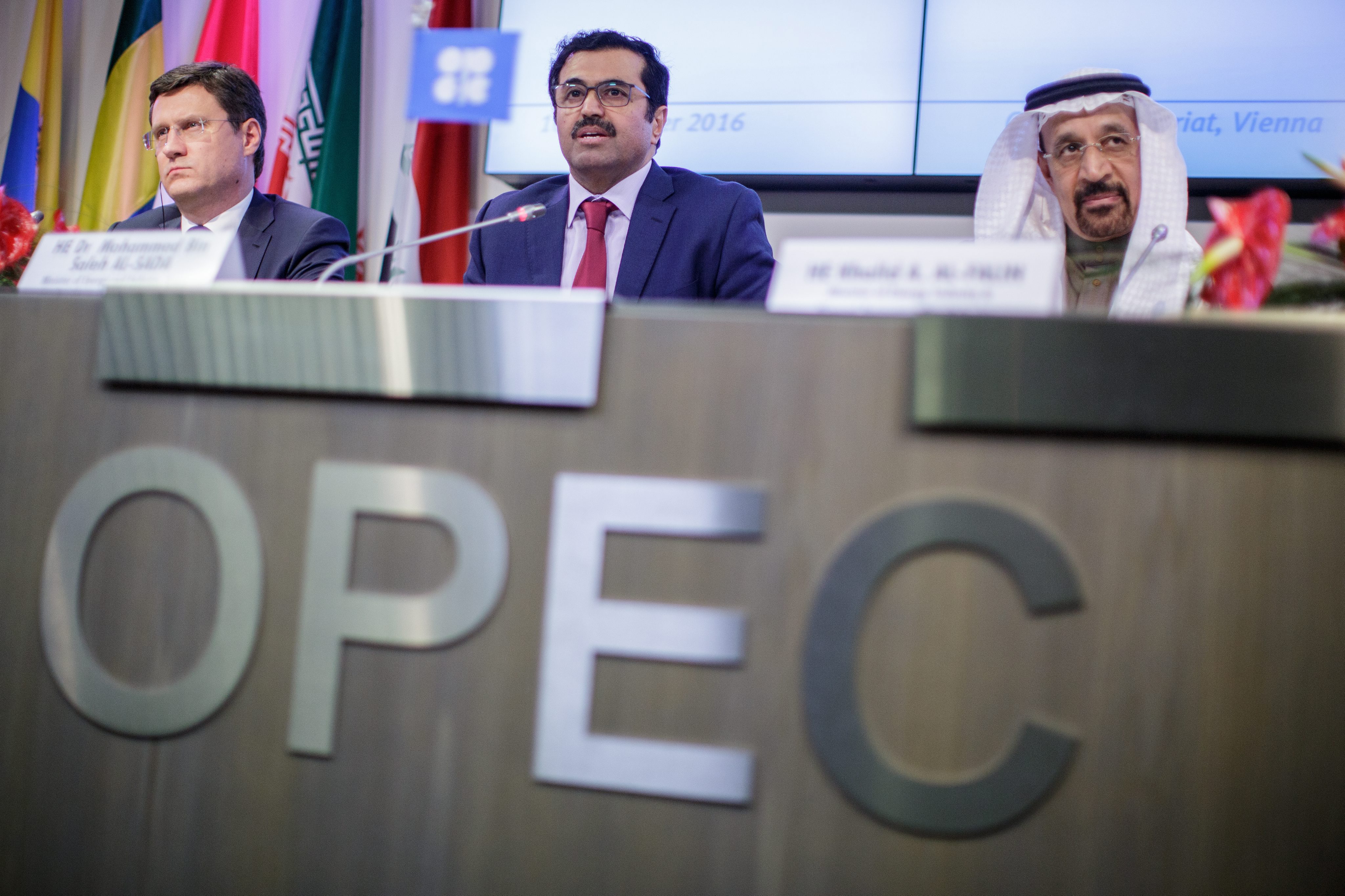 2016-12-10 13:15:13 epa05669461 Mohammed Al-Sada, Qatar's minister of energy and industry and president of OPEC (C), Khalid Al-Falih, Saudi Arabia's energy and industry minister (R), and Alexander Novak, Russia's energy minister (L) during a news conference after a meeting between the Organization of the Petroleum Exporting Countries (OPEC) and 12 non-OPEC member coutries in Vienna, Austria, 10 December 2016. A group of 12 non-OPEC member countries agreed in Vienna to withdraw about 0.6 million barrels per day of crude during a meeting with 13 members of the organization, Iran's minister of petroleum, Bijan Namdar Zangeneh, confirmed. A total of 25 nations responsible for the production of 60 percent of the world's crude were represented at the meeting. EPA/LISI NIESNER EPA/LISI NIESNER
