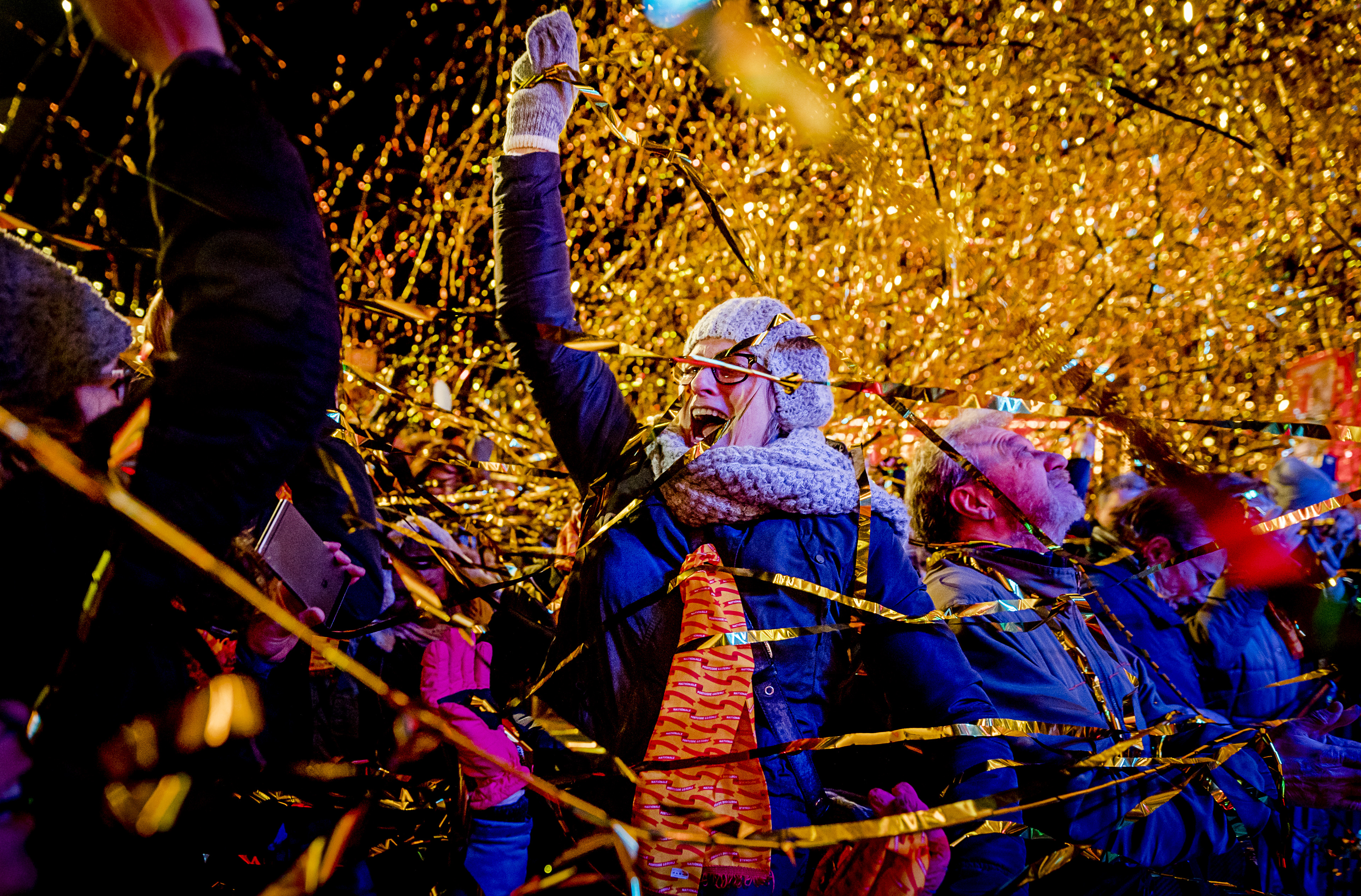 2017-01-06 17:53:51 DEN HAAG - Winnaars vieren feest in Den Haag tijdens het wijkfeest van de Postcode Loterij waar op nieuwjaarsdag de Postcodekanjer van 49,9 miljoen euro viel op postcodegebied 2555. ANP KIPPA REMKO DE WAAL
