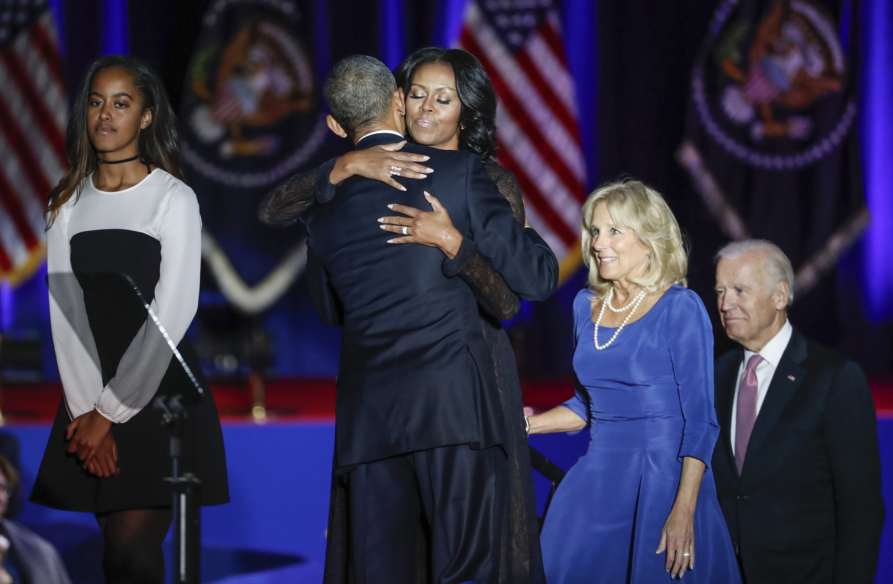 2017-01-10 20:03:15 epa05710204 First lady Michelle Obama (C-R) hugs US President Barack Obama (C-L) after his farewell address to the American people at McCormick Place in Chicago, Illinois, USA, 10 January 2017. Obama's eight year term as president of the USA ends on 20 January when President-elect Donald Trump takes the oath of office. EPA/KAMIL KRZACZYNSKI