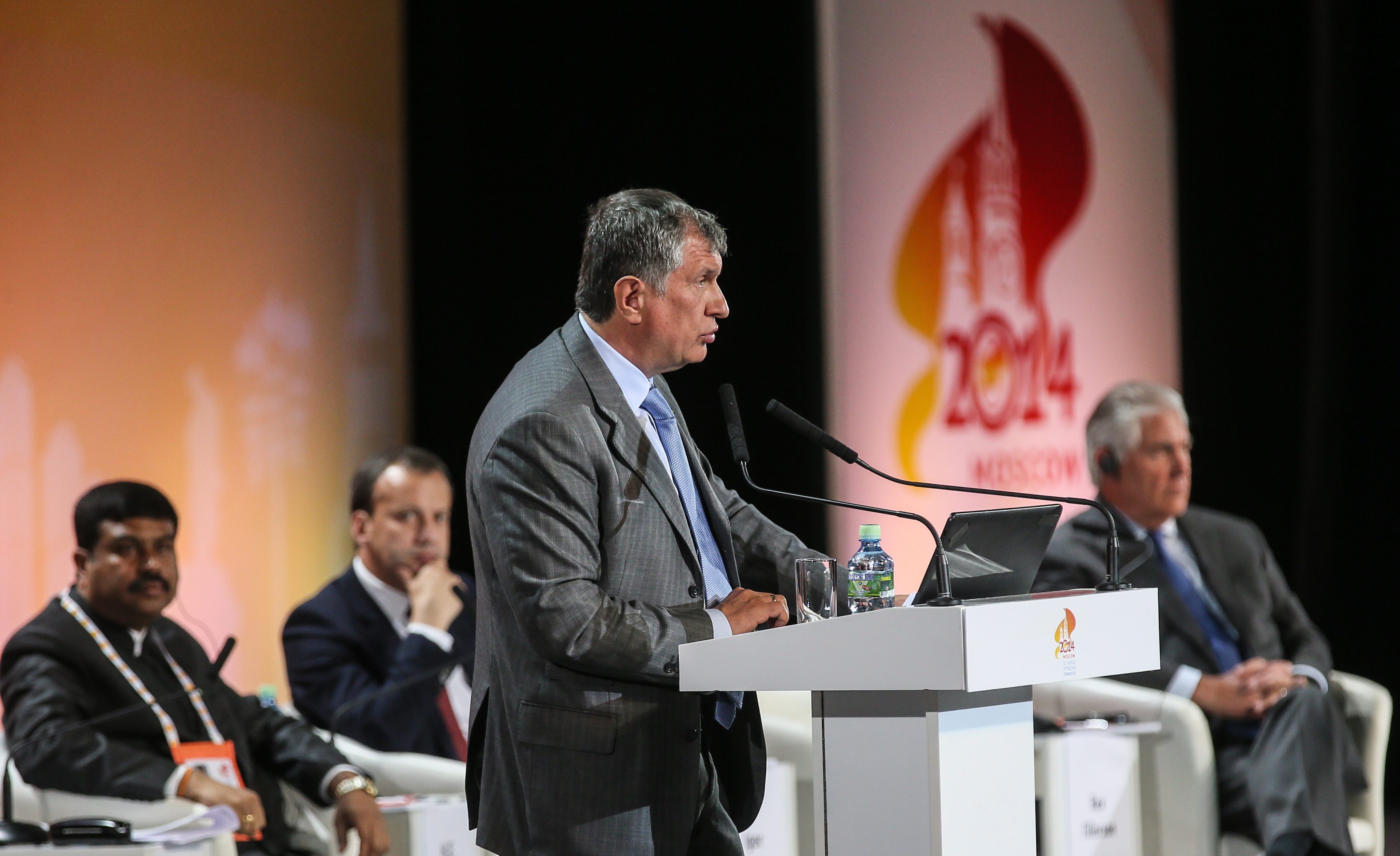 Igor Setsjin, hoofd van de Russische staatsoliemaatschappij Rosneft, spreekt in een panel waar ook Rex Tillerson, dan nog Exxon-baas, te gast is op een conferentie in Moskou in juni 2014. Foto: EPA