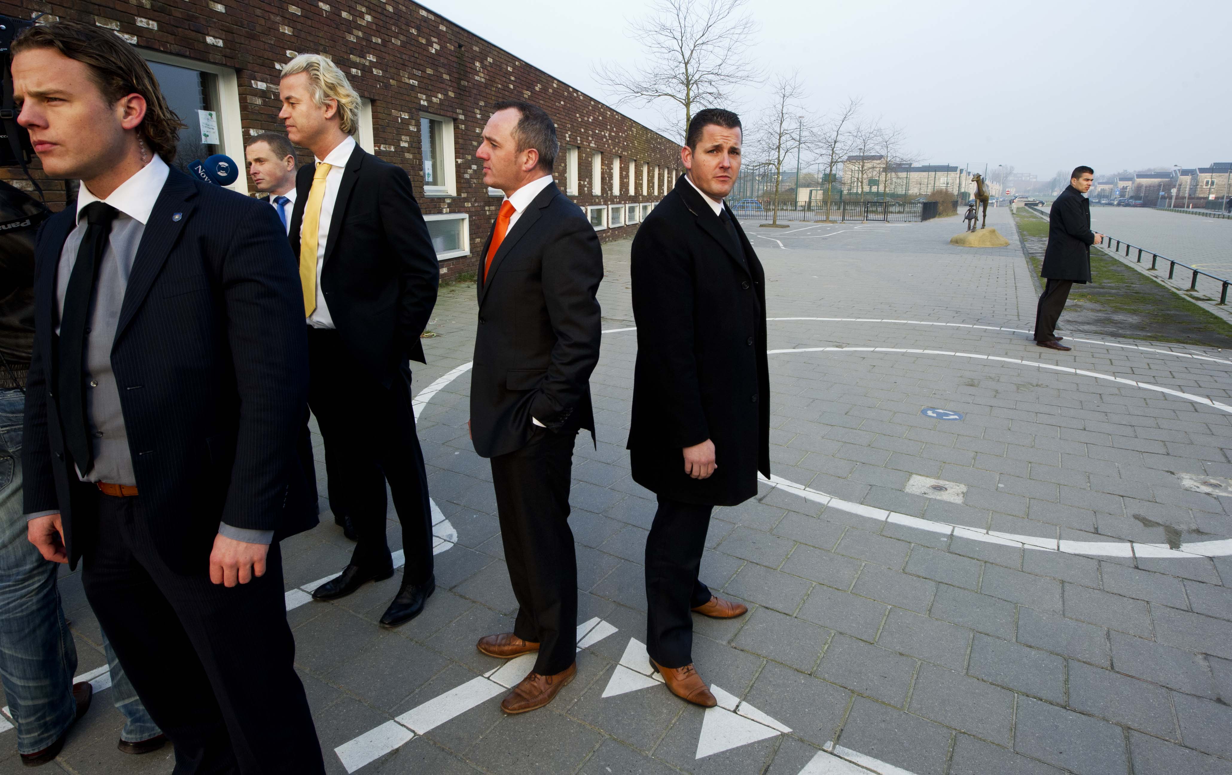 2011-03-02 09:35:35 DEN HAAG - PVV-leider Geert Wilders en Machiel de Graaf, lijsttrekker van de PVV voor de Eerste Kamer, arriveren woensdagochtend bij basisschool De Waterland in Den Haag waar zij hun stem gaan uitbrengen voor de Provinciale Statenverkiezingen. Het is de eerste keer dat de Partij voor de Vrijheid meedoet aan de Provinciale Statenverkiezingen. ANP ROBIN UTRECHT