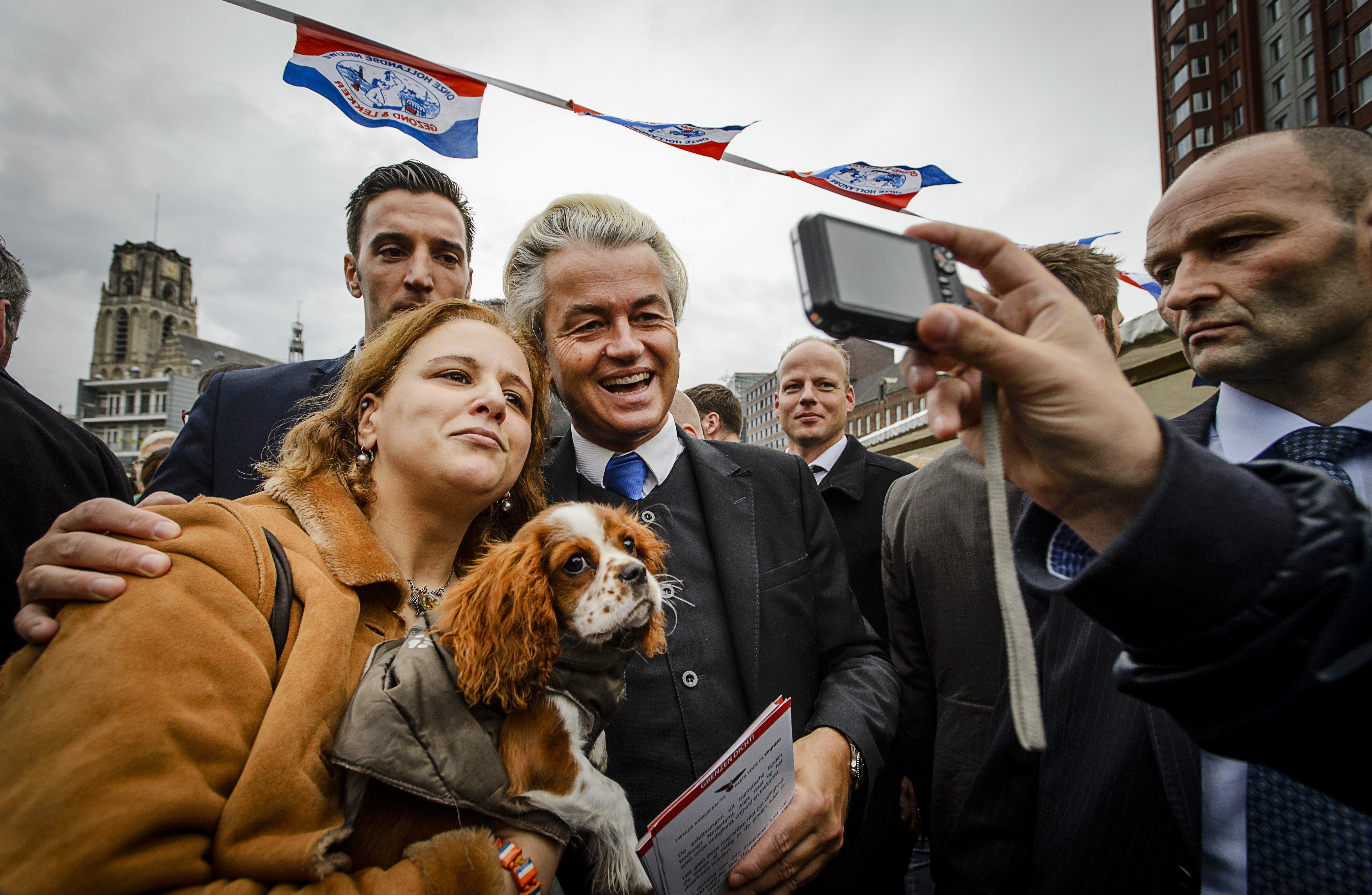 2015-11-07 13:27:04 ROTTERDAM - PVV-leider Geert Wilders deelt flyers uit tegen de komt van een asielzoekerscentrum. ANP REMKO DE WAAL