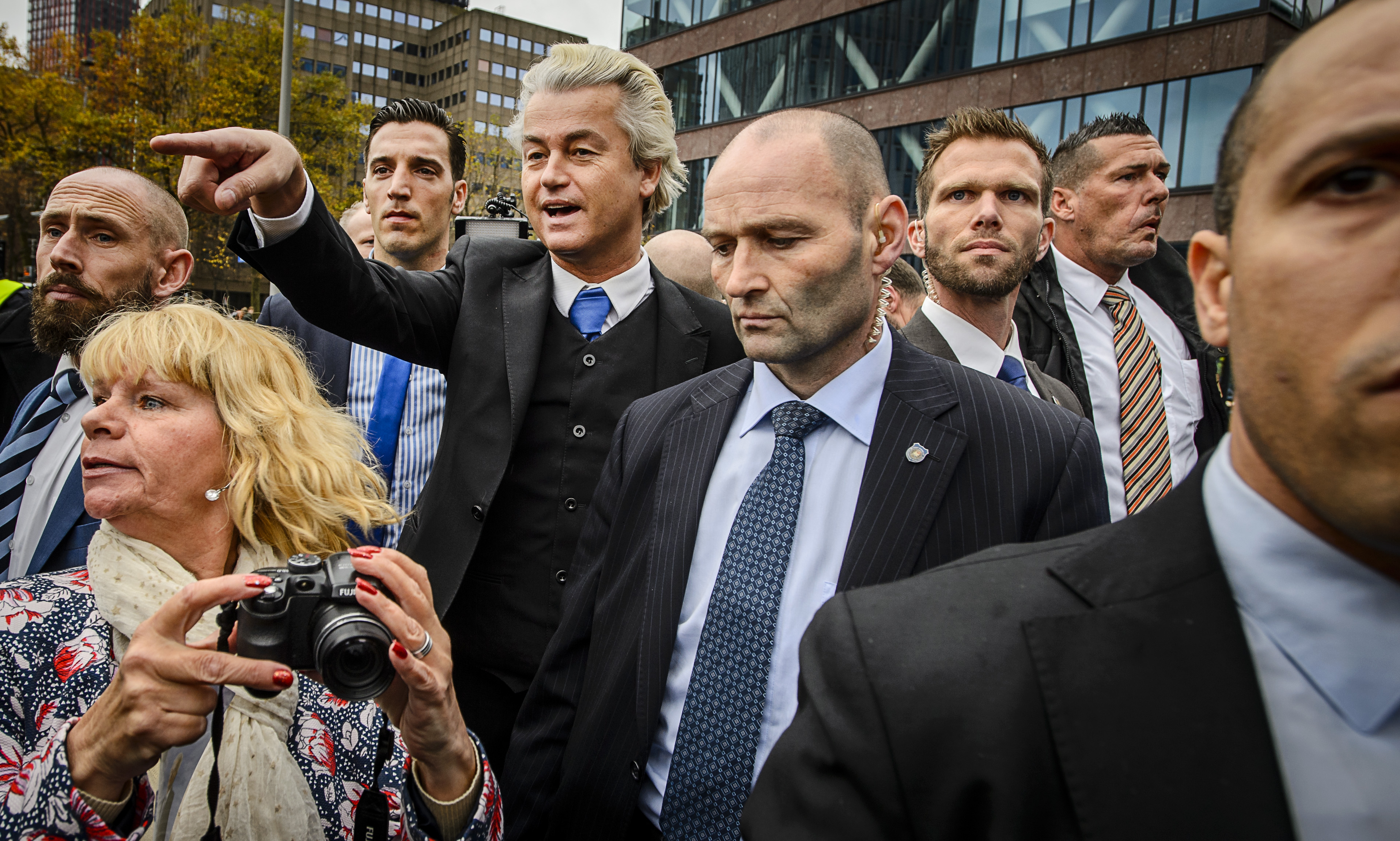 2015-11-07 13:08:56 ROTTERDAM - PVV-leider Geert Wilders deelt flyers uit tegen de komt van een asielzoekerscentrum. ANP REMKO DE WAAL