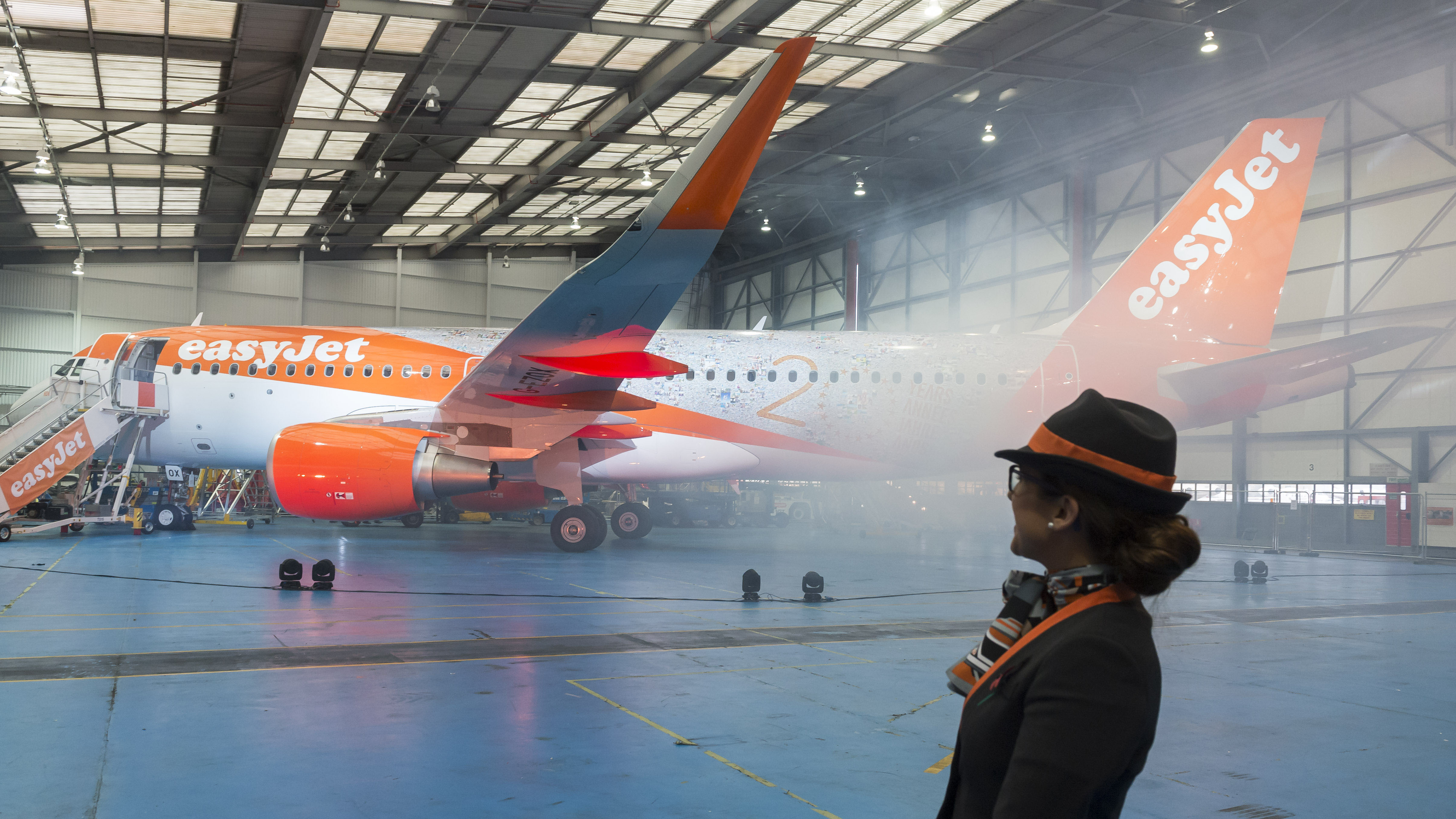 2015-11-10 11:59:38 LONDEN - De viering van het twintig jarig bestaan van luchtvaartmaatschappij easyJet in Hangar89 op Londen Luton. ANP LEX VAN LIESHOUT