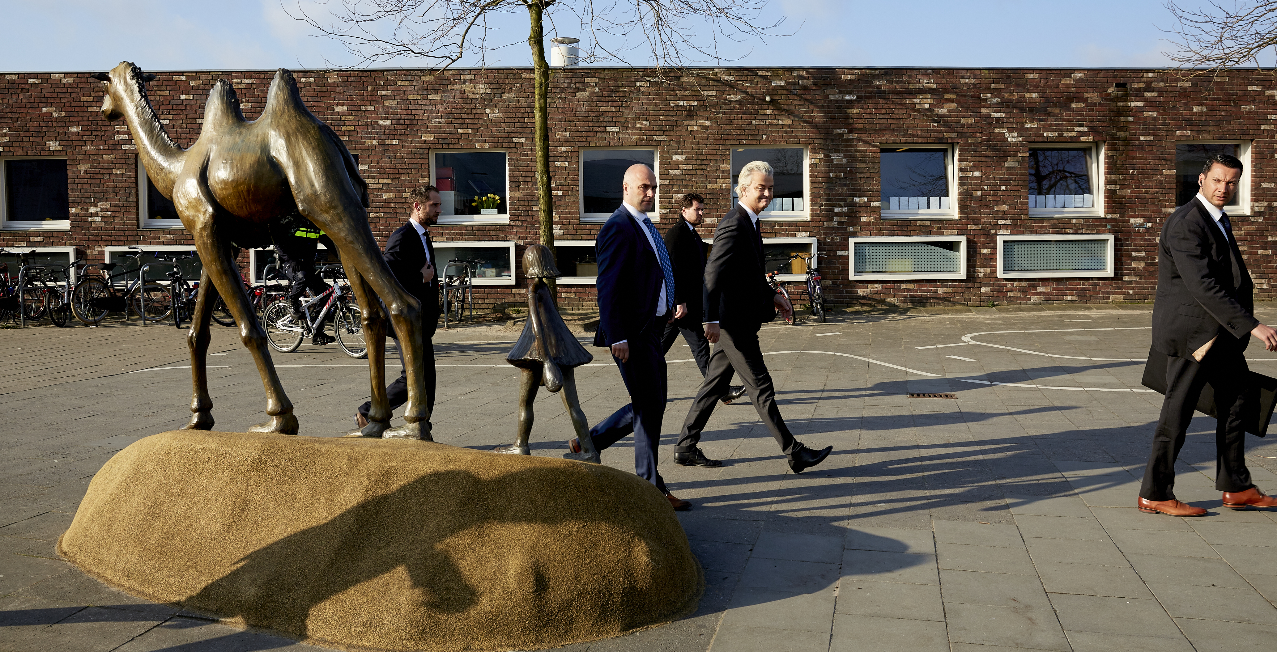 2016-04-06 09:10:37 DEN HAAG - PVV-leider Geert Wilders brengt bij basisschool De Walvis een stem uit tijdens het referendum over het associatieverdrag van de EU met Oekraine. Na afloop loopt Wilders met beveiligers naar zijn auto. ANP MARTIJN BEEKMAN