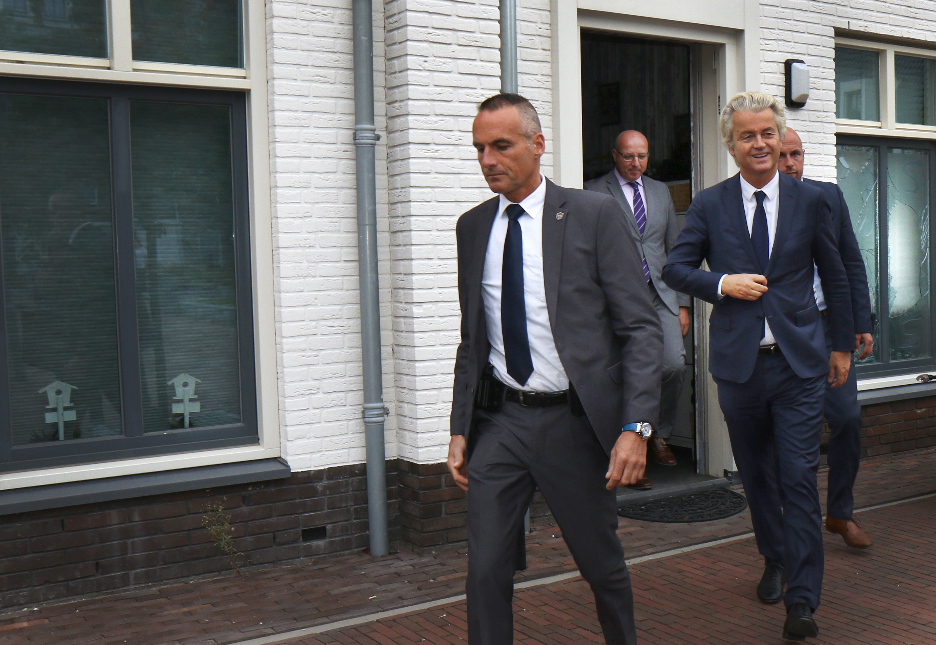 2016-09-27 18:05:27 MAASSLUIS - PVV-leider Geert Wilders tijdens een bezoek aan de Burgemeesterswijk in Maassluis , waar het de afgelopen tijd onrustig was. Bij bewoners werden ruiten ingegooid, bewoners werden bedreigd en auto's zijn vernield. In delen van Maassluis was het meerdere weekeinden onrustig. ANP MEDIATV.NL