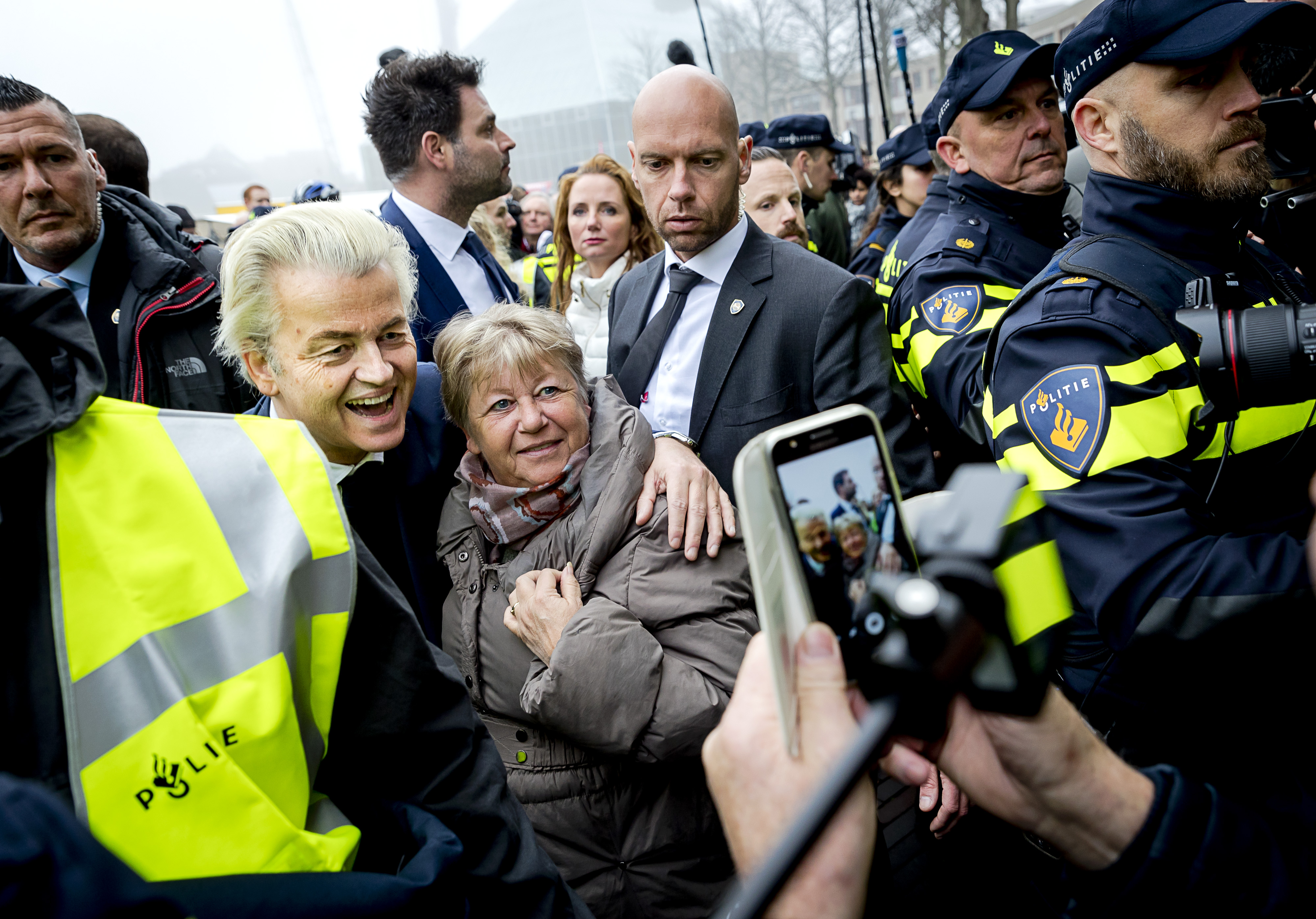2017-02-18 11:34:24 SPIJKENISSE - PVV-leider Geert Wilders gaat op de foto in het centrum van Spijkenisse. De Partij voor de Vrijheid trapt hier de campagne voor de Tweede Kamerverkiezingen af. ANP REMKO DE WAAL