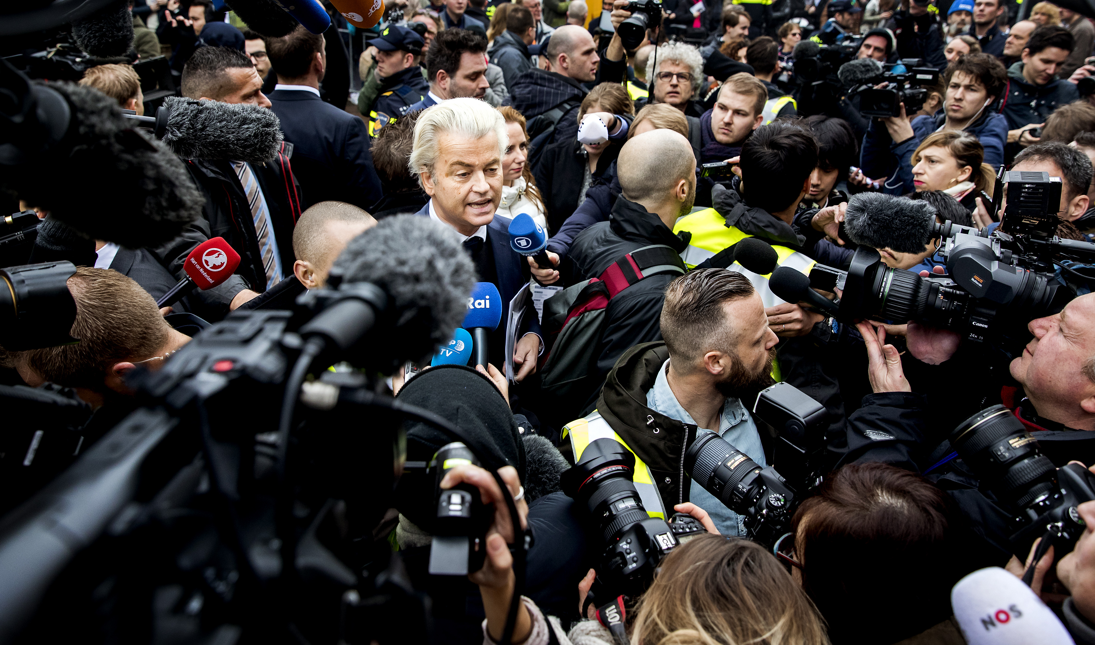 2017-02-18 12:09:27 SPIJKENISSE - Media verdringen zich rond PVV-leider Geert Wilders die flyers uitdeelt in het centrum van Spijkenisse. De Partij voor de Vrijheid trapt hier de campagne voor de Tweede Kamerverkiezingen af. ANP KOEN VAN WEEL