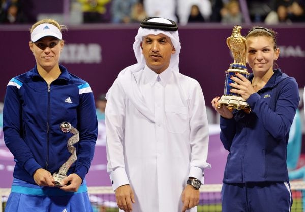 Qatars minister van Financiën Ali Shareef Al-Emadi even na de uitreiking van de trofee aan de Roemeense tennisster Simona Halep.
