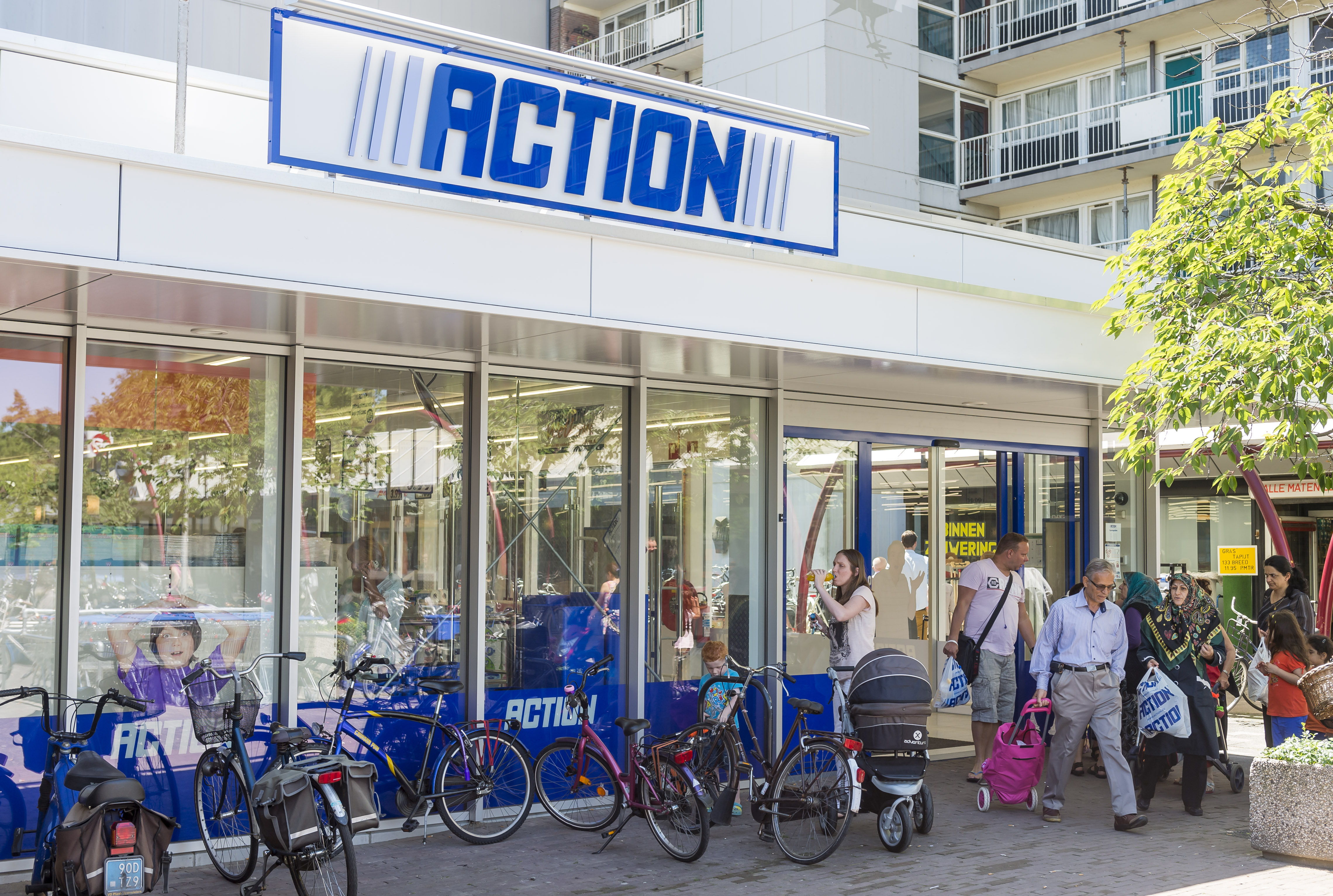 2014-06-11 14:09:03 DELFT - Exterieur van winkelketen Action in winkelcentrum De Hoven. ANP XTRA LEX VAN LIESHOUT