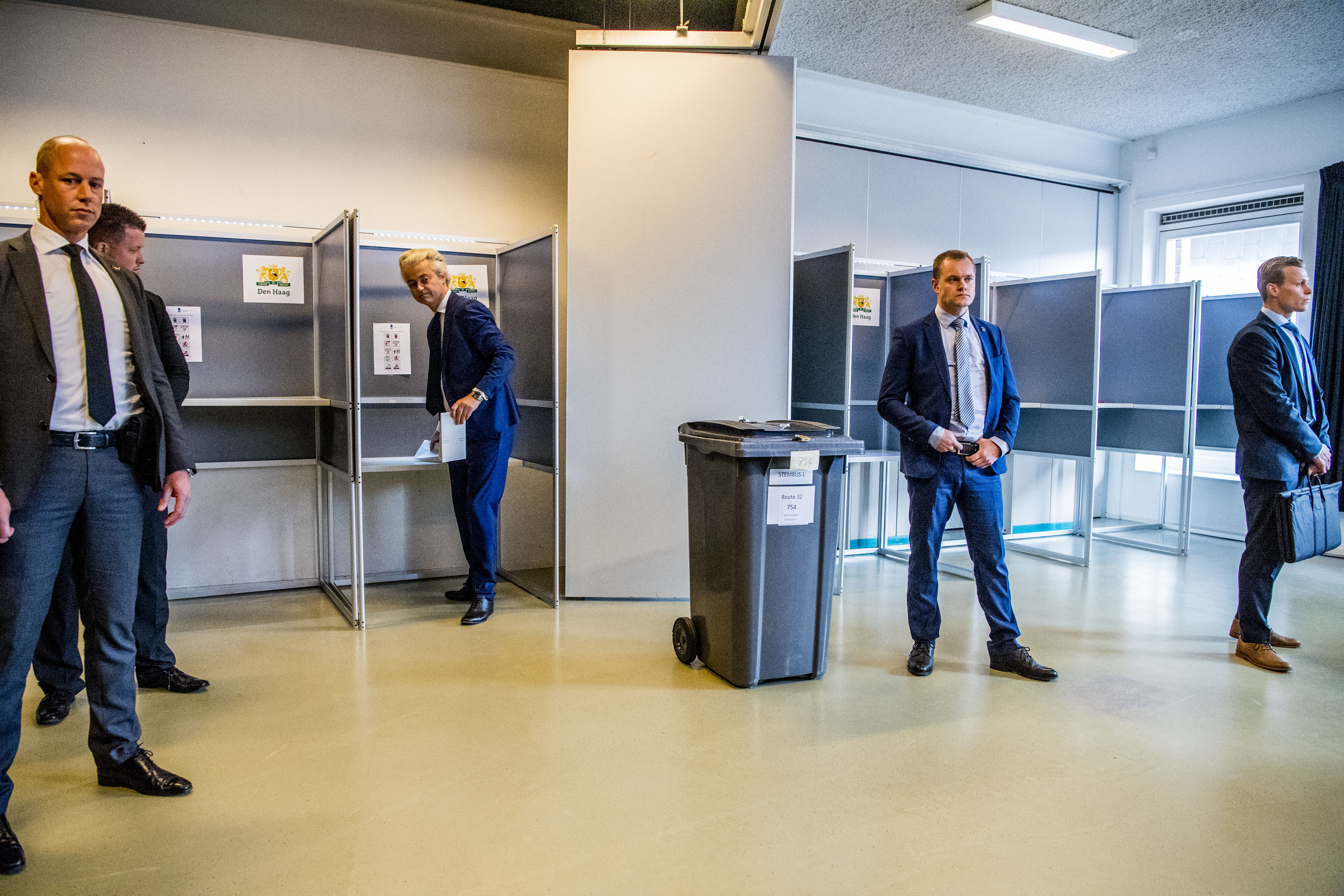 2017-03-15 10:09:23 DEN HAAG - PVV-leider Geert Wilders brengt in Basisschool De Walvis zijn stem uit voor de Tweede Kamerverkiezingen. ANP ROBIN UTRECHT