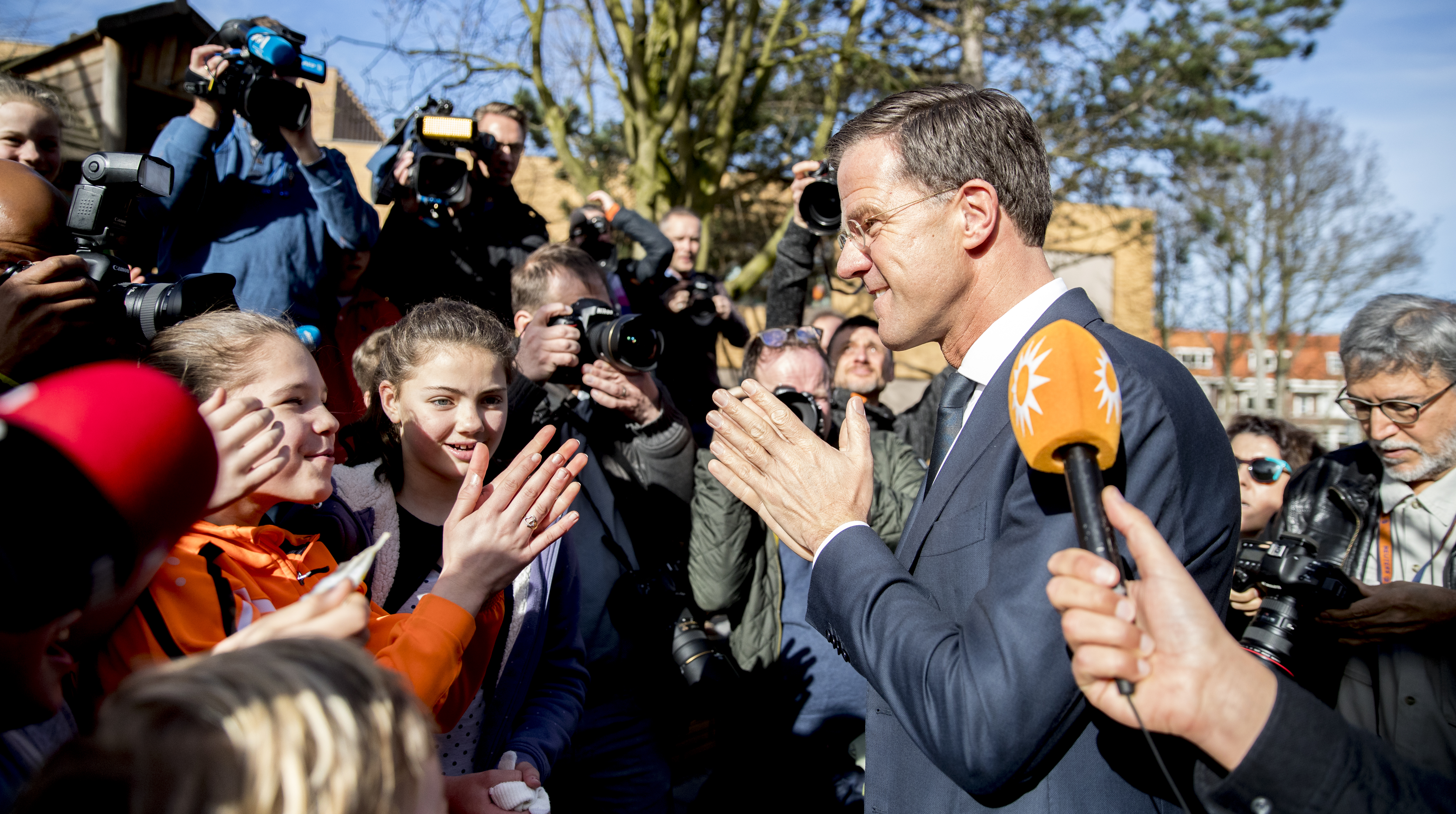2017-03-15 10:06:40 DEN HAAG - VVD-leider Mark Rutte praat met kinderen na het uitbrengen van zijn stem voor de Tweede Kamerverkiezingen op de basisschool Wolters. ANP JERRY LAMPEN