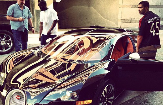 drake he-likes-cars-as-well-here-he-is-with-his-bugatti-veyron
