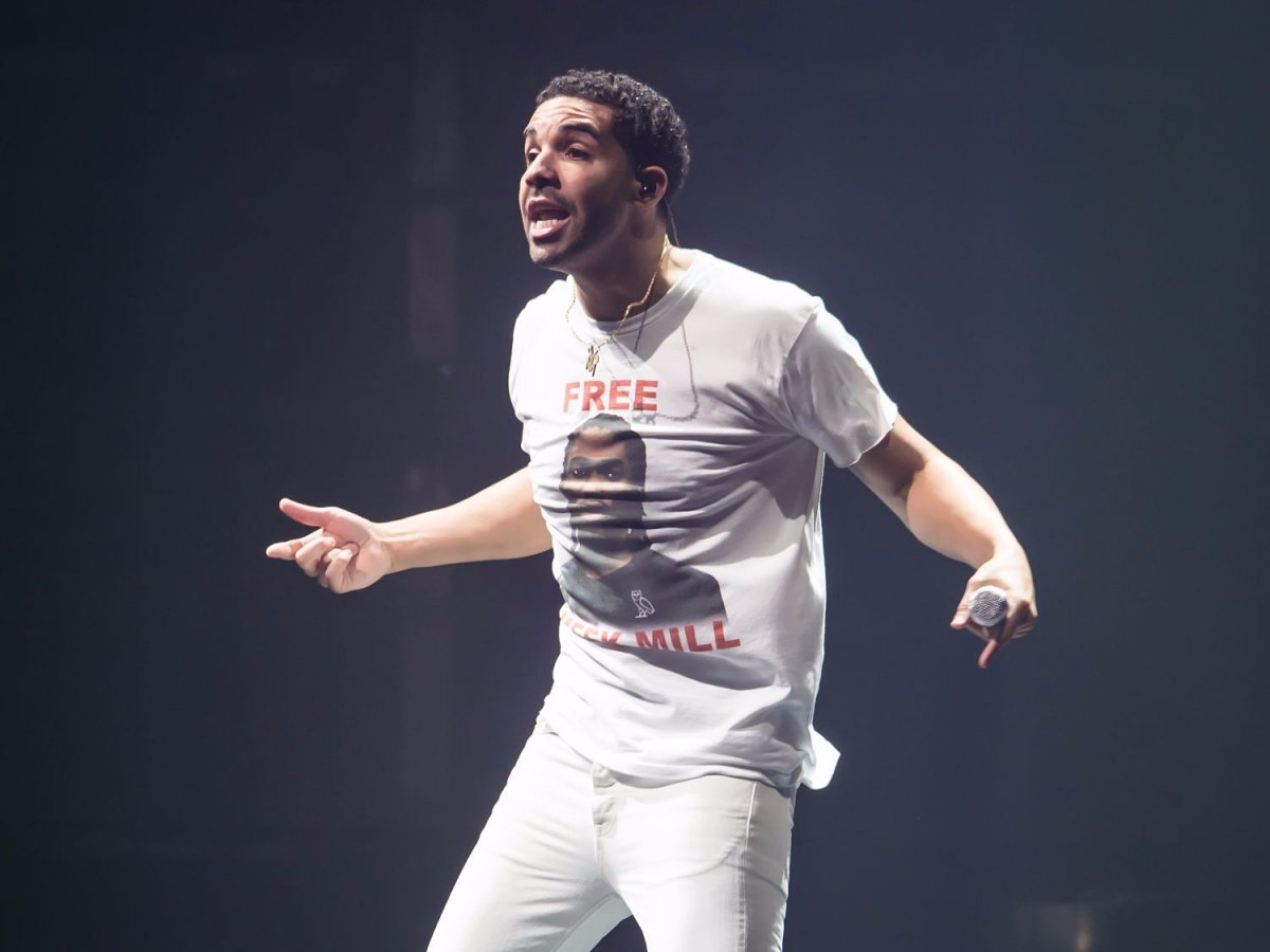 drakes-2015-also-had-some-conflict-after-rapper-meek-mill-challenged-him-on-twitter-saying-that-drake-didnt-write-his-own-raps